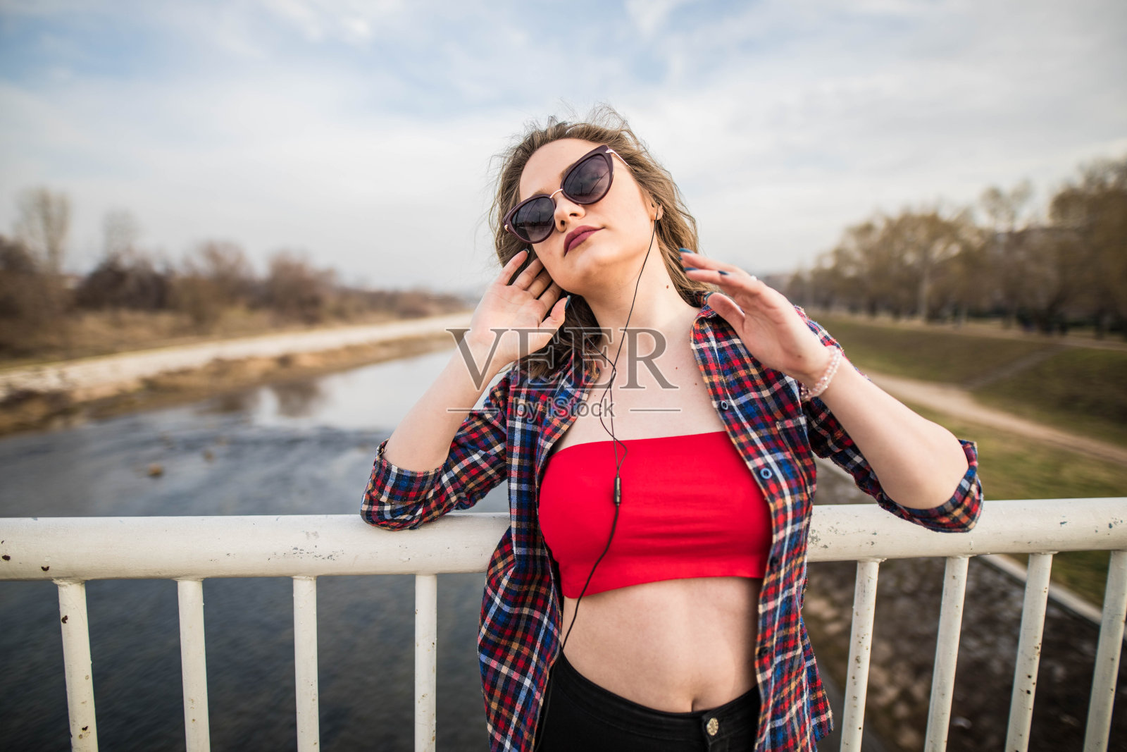 女孩在河边散步照片摄影图片