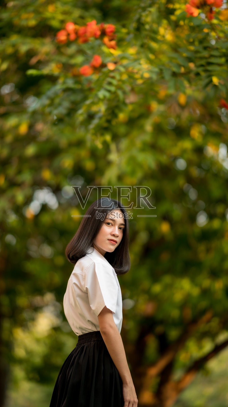 美丽的亚洲学生在大学穿校服摆拍照片摄影图片