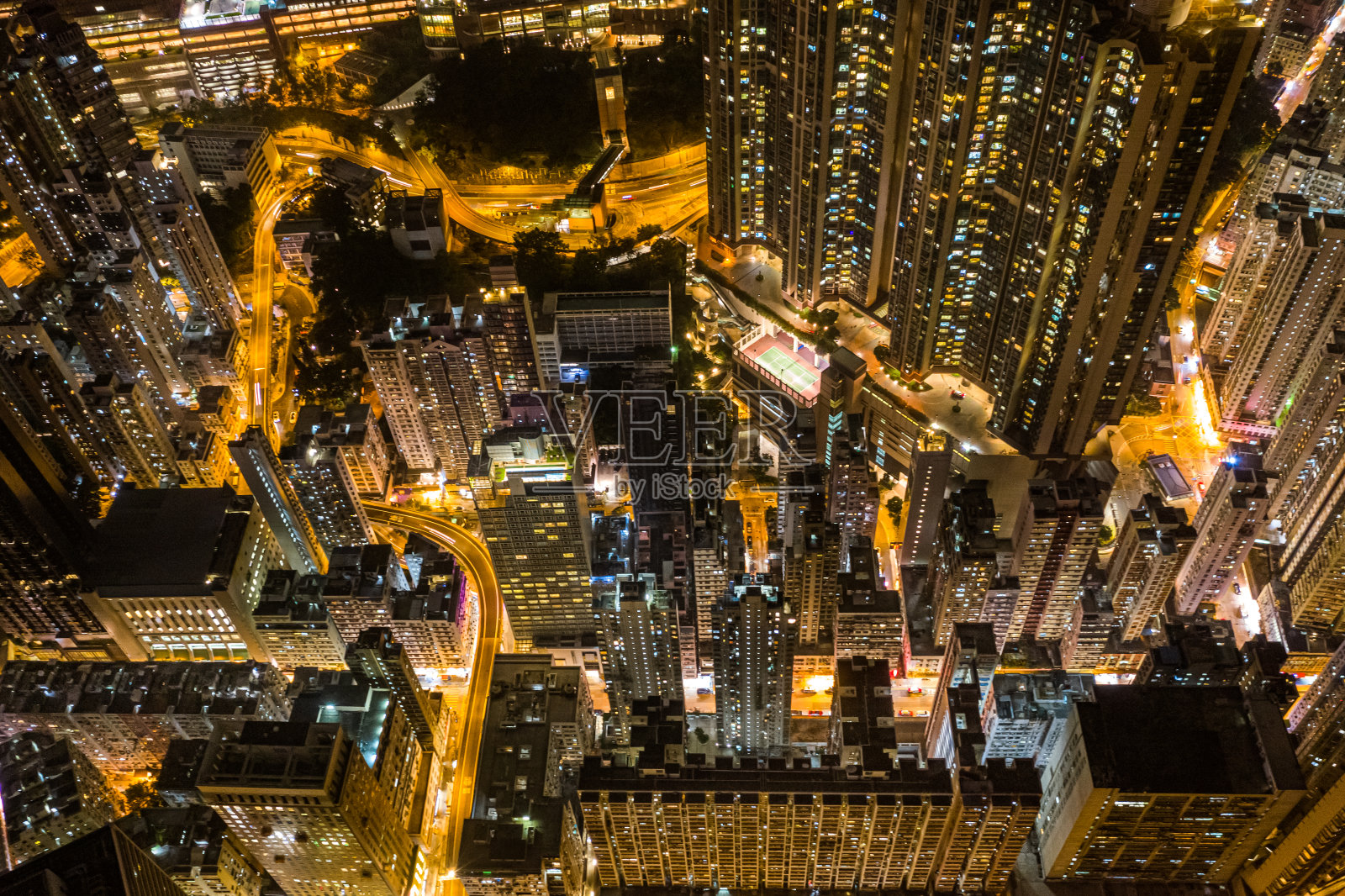 鸟瞰图的城市在夜晚与轻轨照片摄影图片