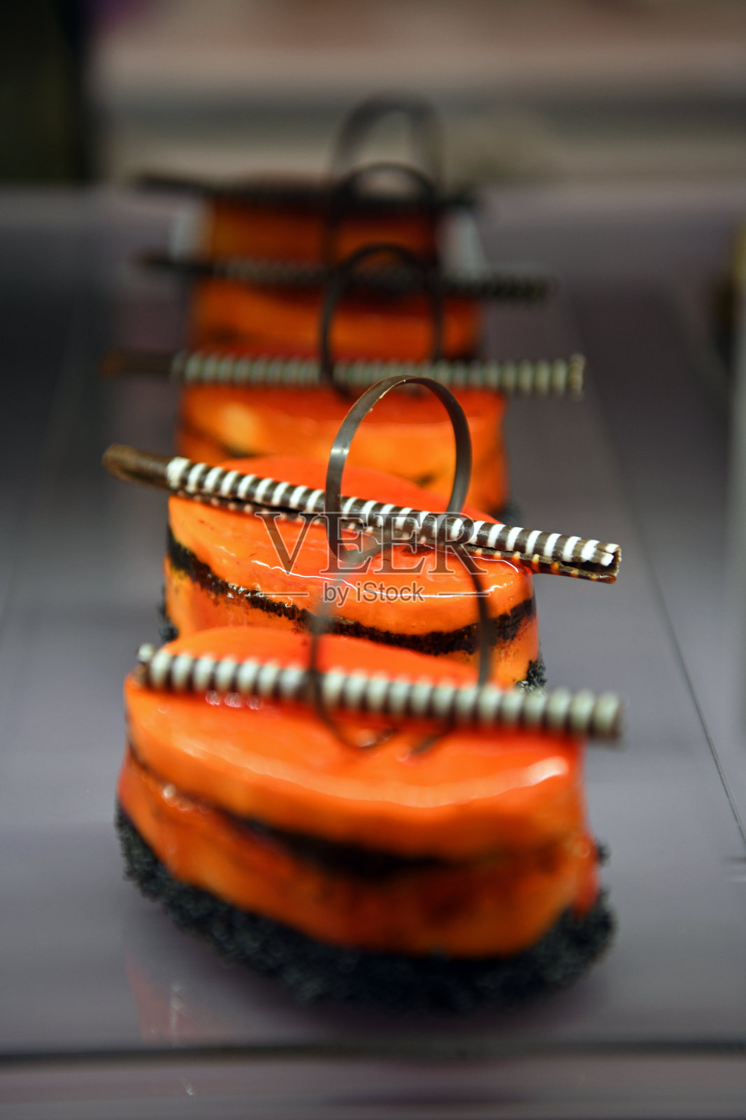 在公司、圣诞节、生日、聚会或婚礼上，用糖果装饰精美的宴会桌照片摄影图片