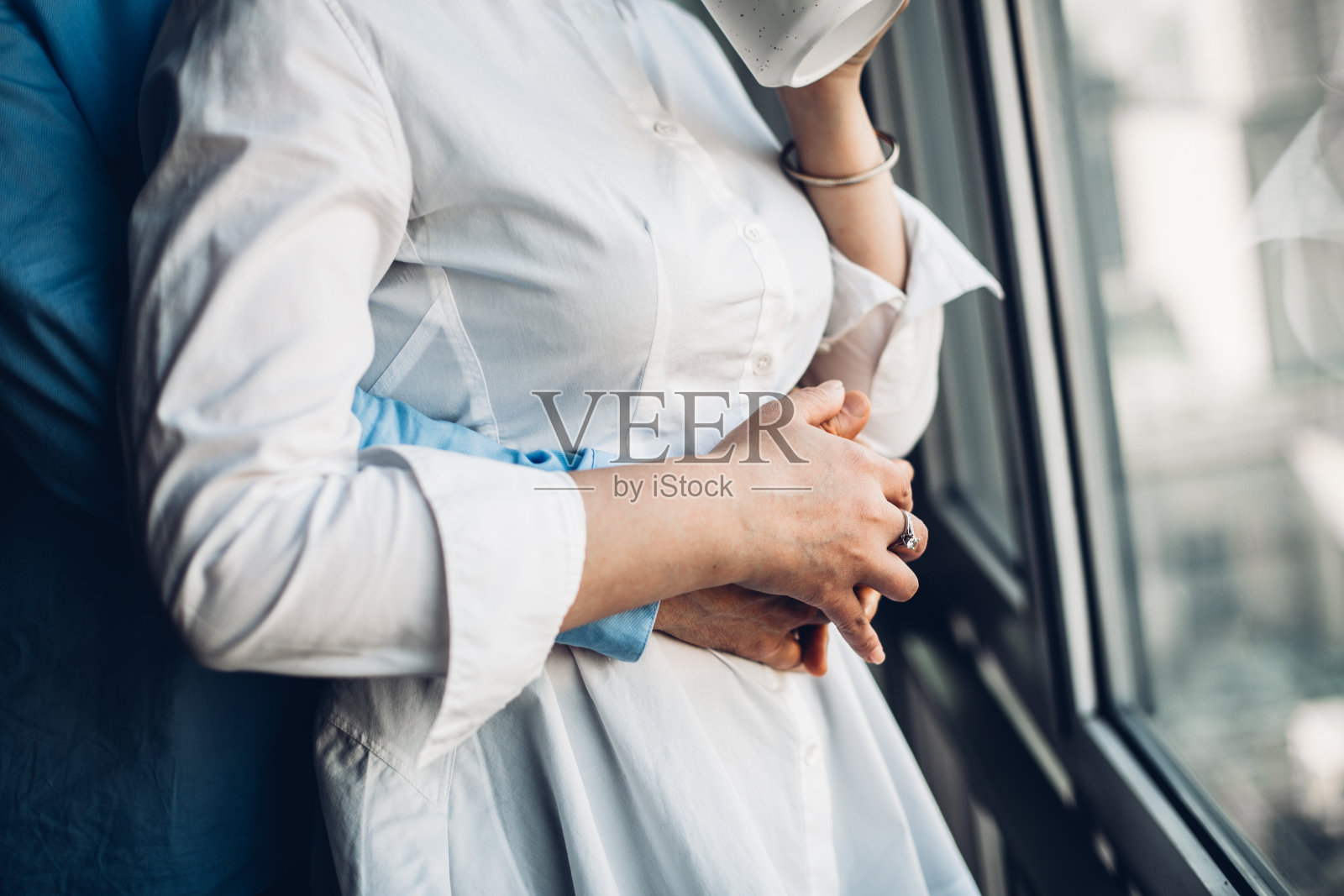 一对成熟的夫妇望着窗外照片摄影图片