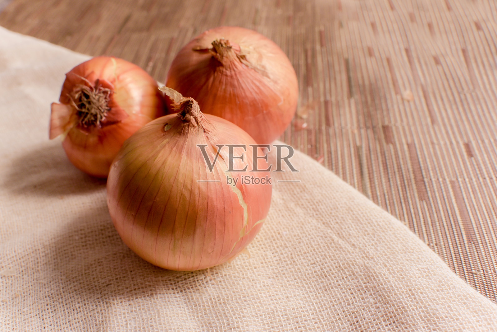 桌上有黄色的洋葱。照片摄影图片