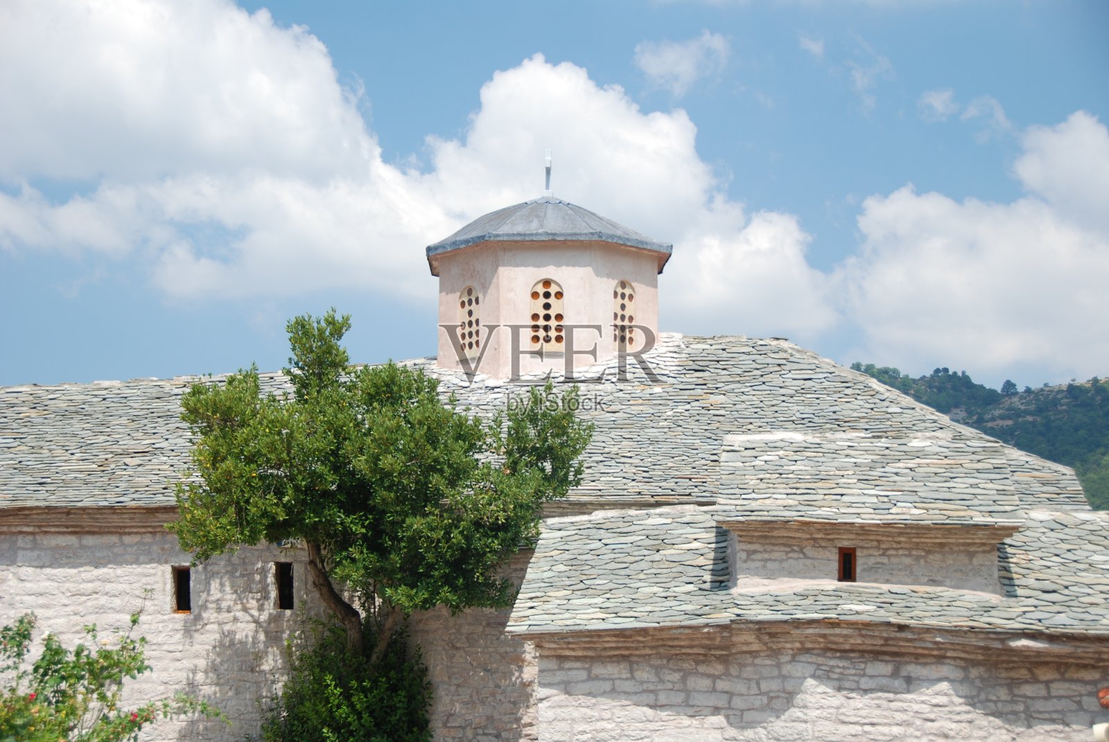 位于希腊阿格拉法伊庇罗斯的帕纳吉亚希腊东正教修道院照片摄影图片