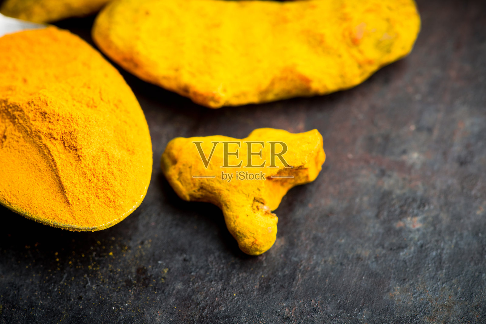 乡村背景下的干姜黄根照片摄影图片