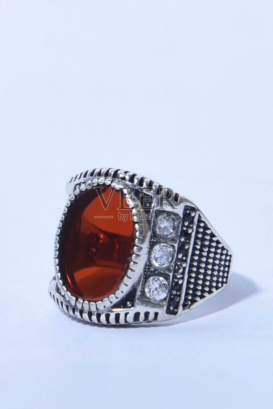 镶嵌红色石榴石的银戒指照片摄影图片