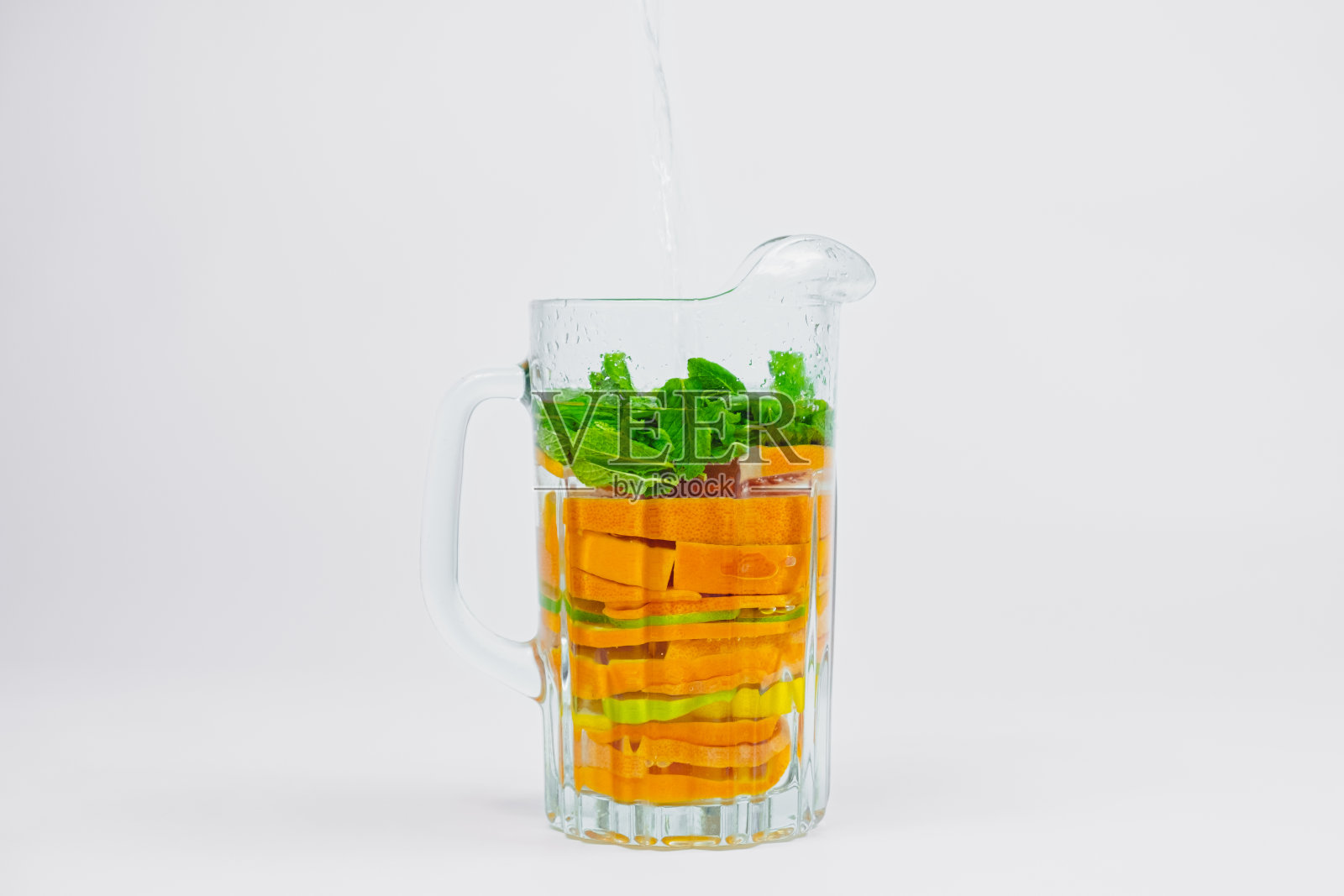 大玻璃罐与柑橘水果和薄荷在白色背景。照片摄影图片