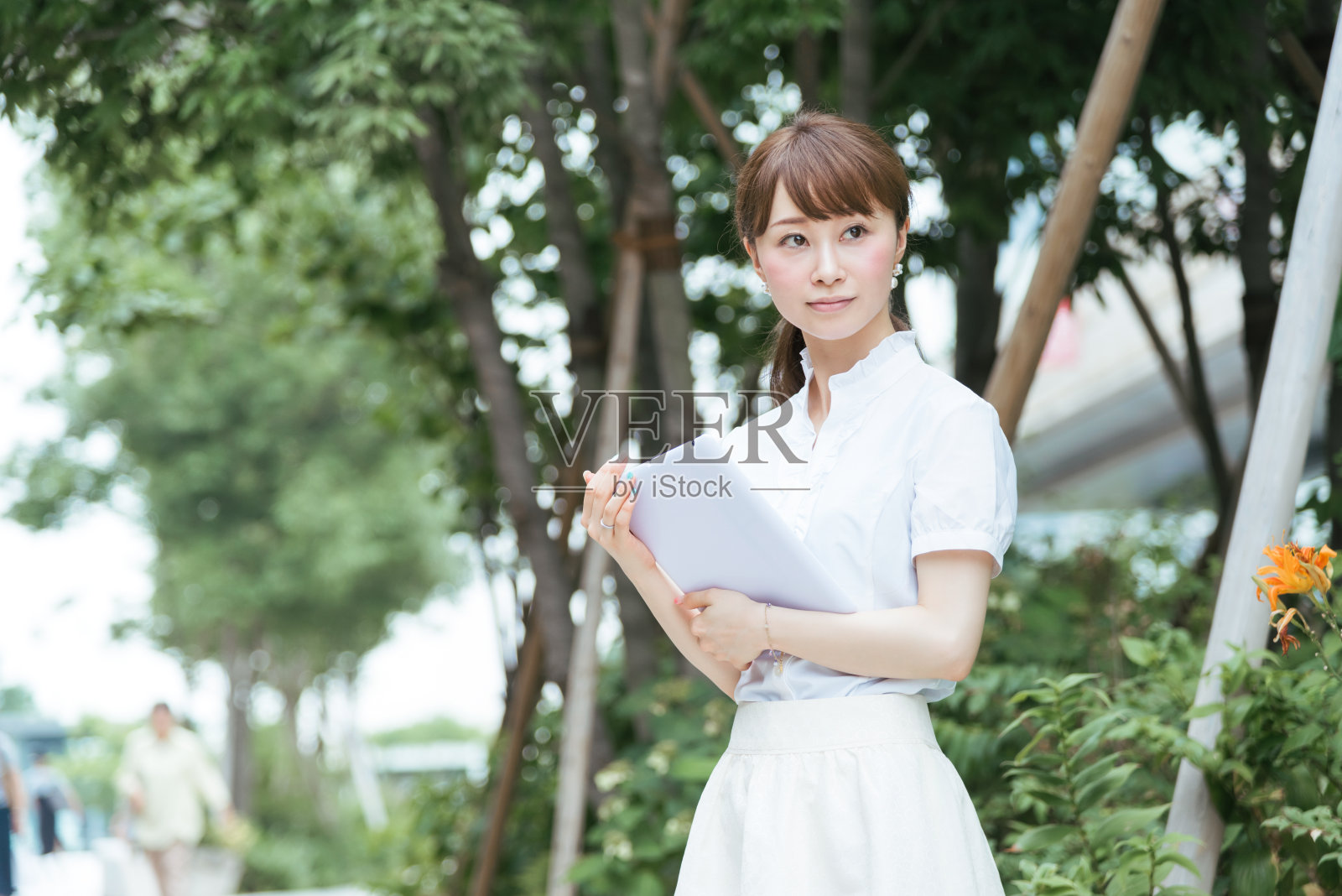 在户外用平板电脑的年轻女子照片摄影图片