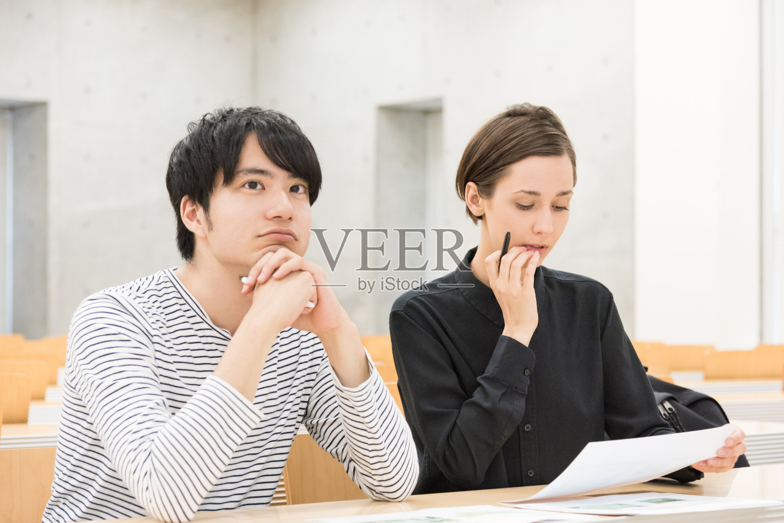 在课堂上学习的外国男女(国际化、留学形象)照片摄影图片