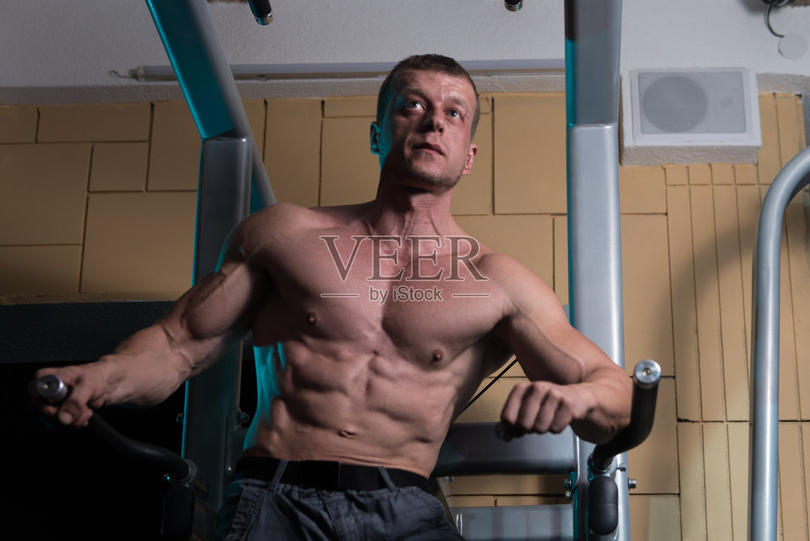 在健身俱乐部休息的男人照片摄影图片