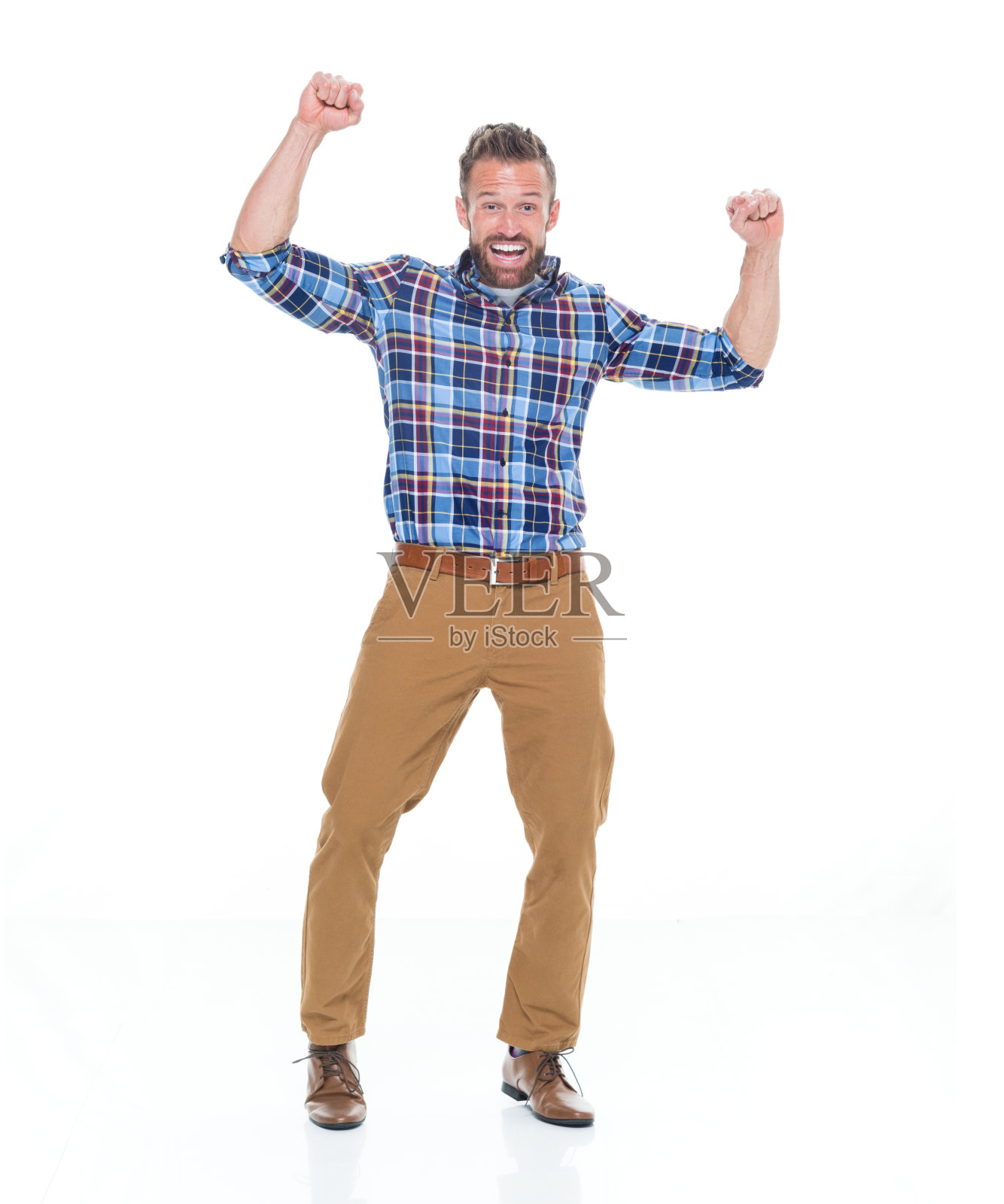 穿着卡其裤站立的白人男子照片摄影图片