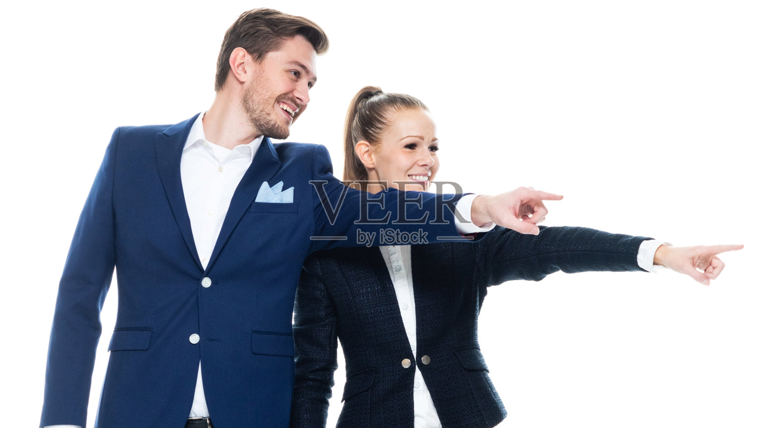 白人年轻男性商人蹲着穿裤子照片摄影图片