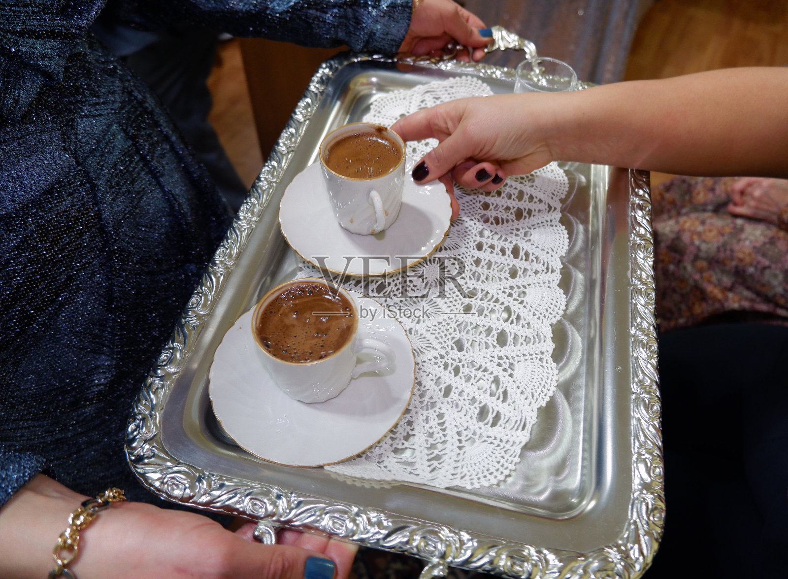 喝土耳其咖啡的年轻女子。照片摄影图片