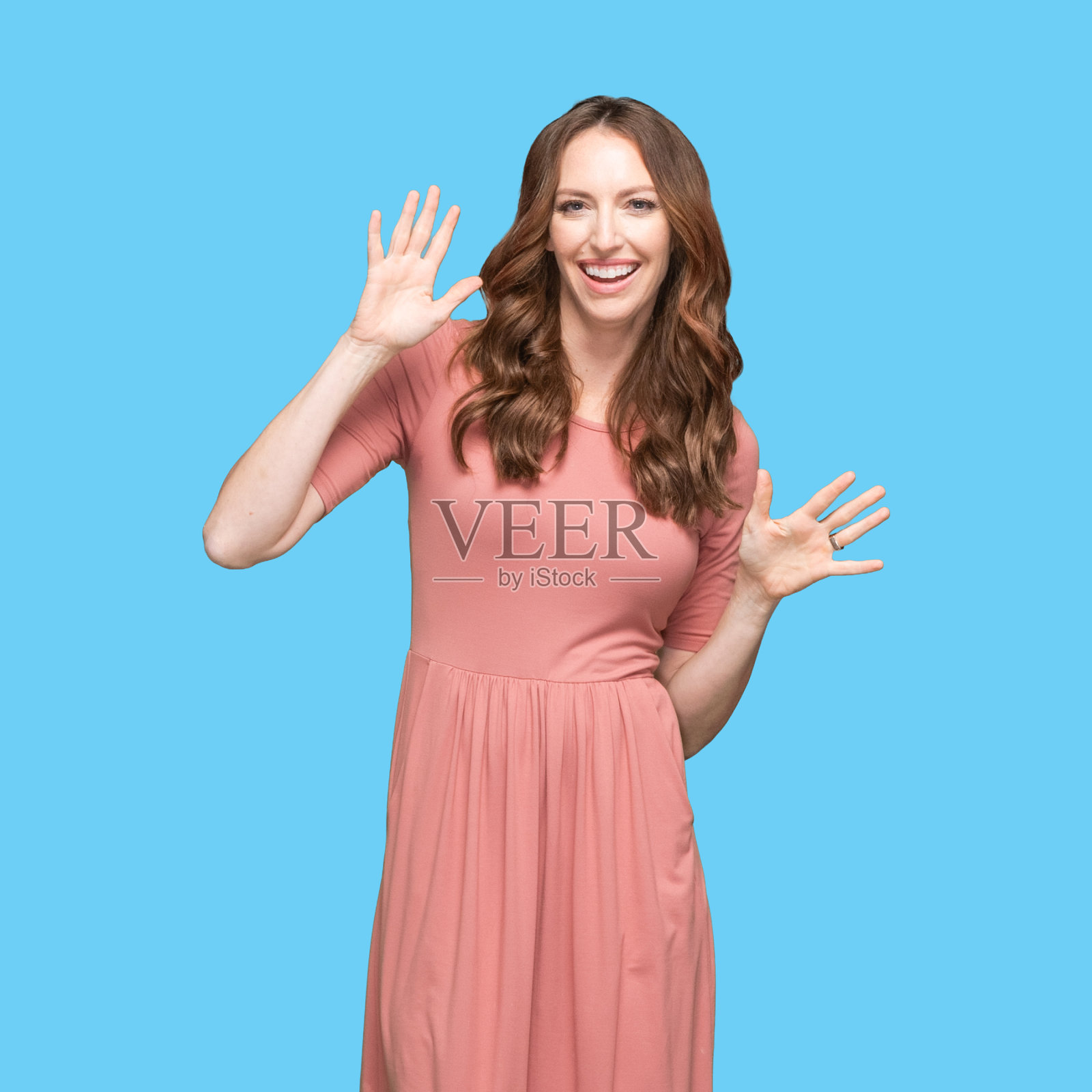 穿着长裙的白人女性照片摄影图片