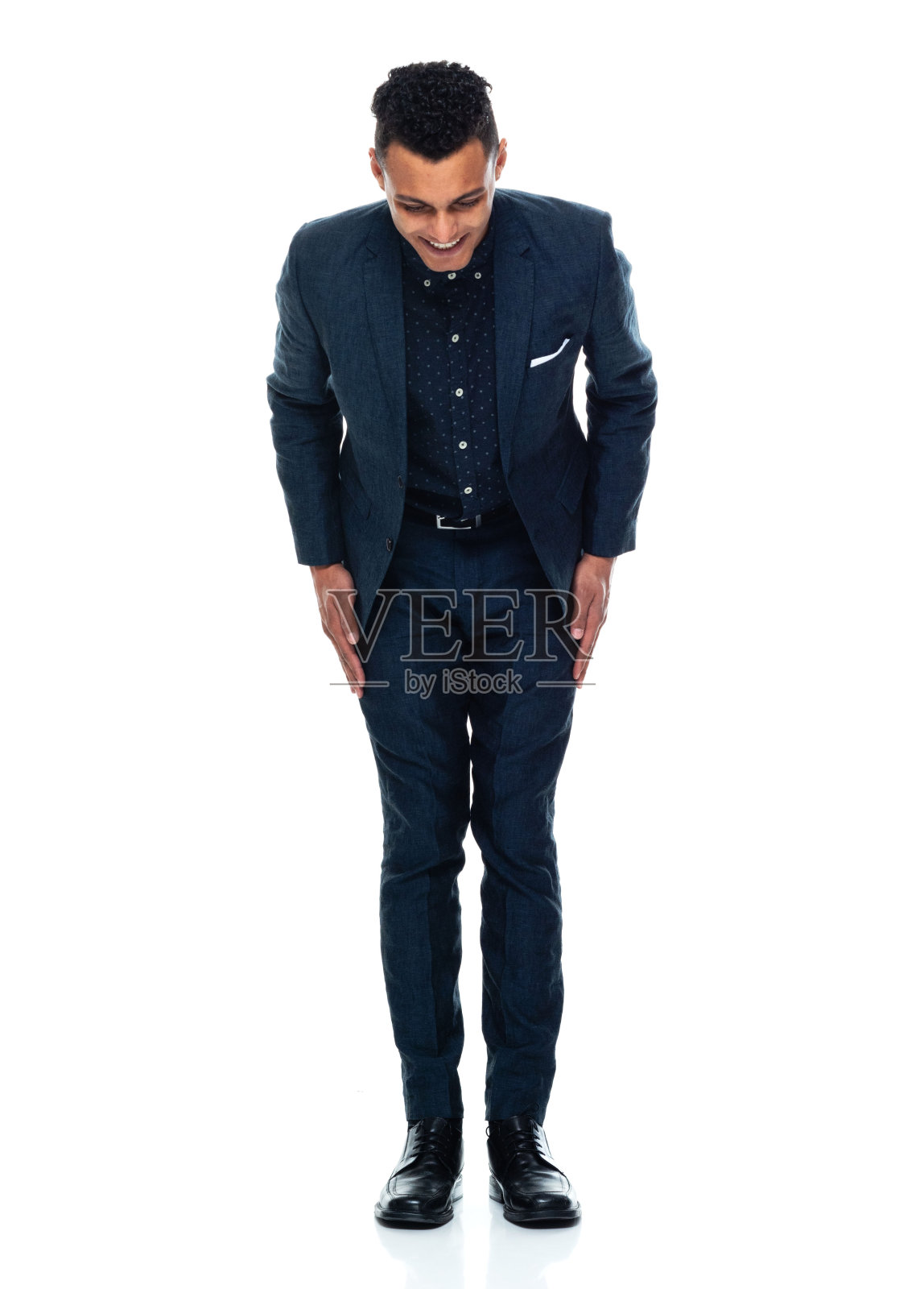非裔美国人种族的年轻男性商务人士鞠躬穿着时髦的休闲照片摄影图片