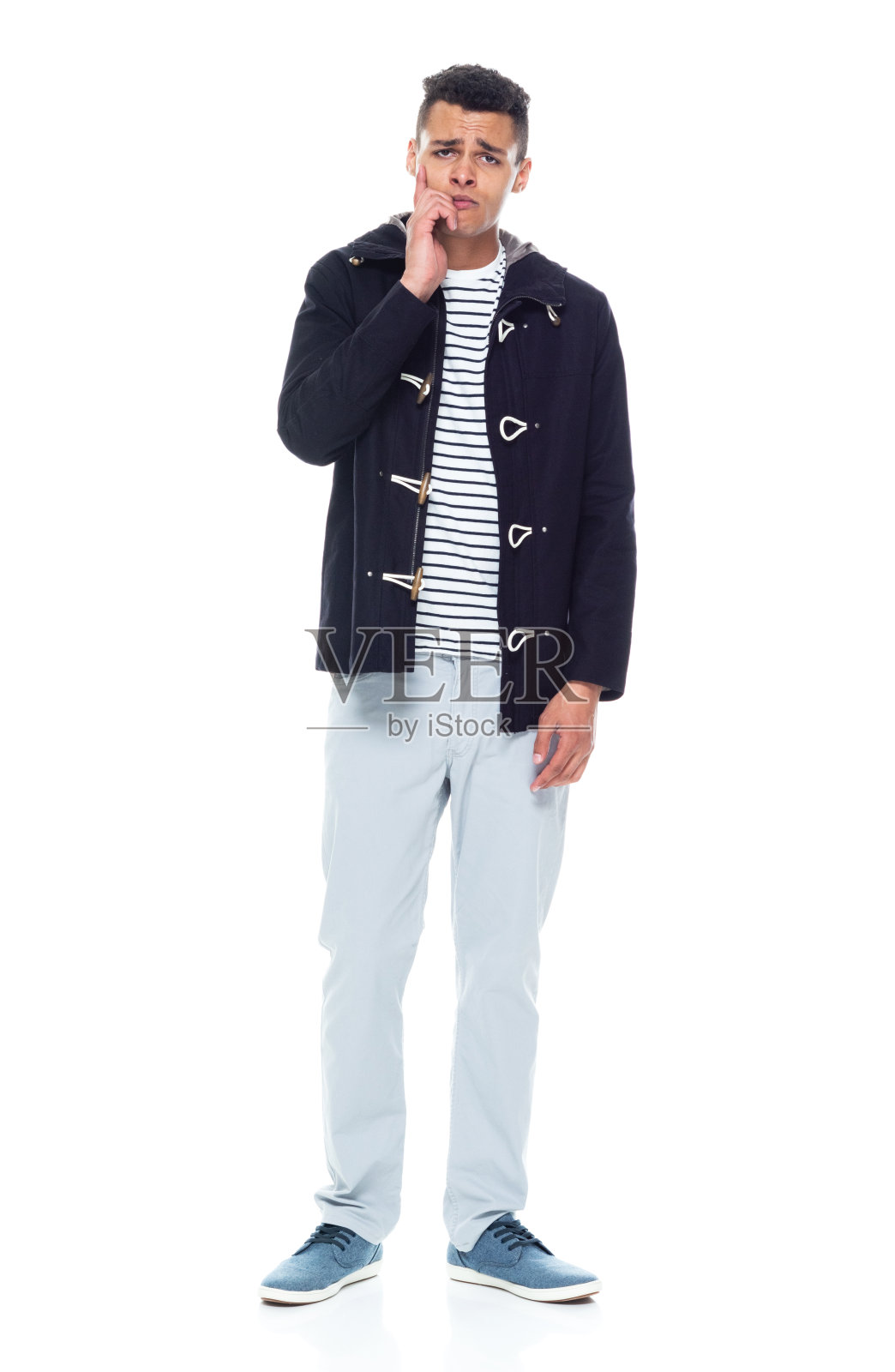 非洲裔男子站立，穿着夹克照片摄影图片