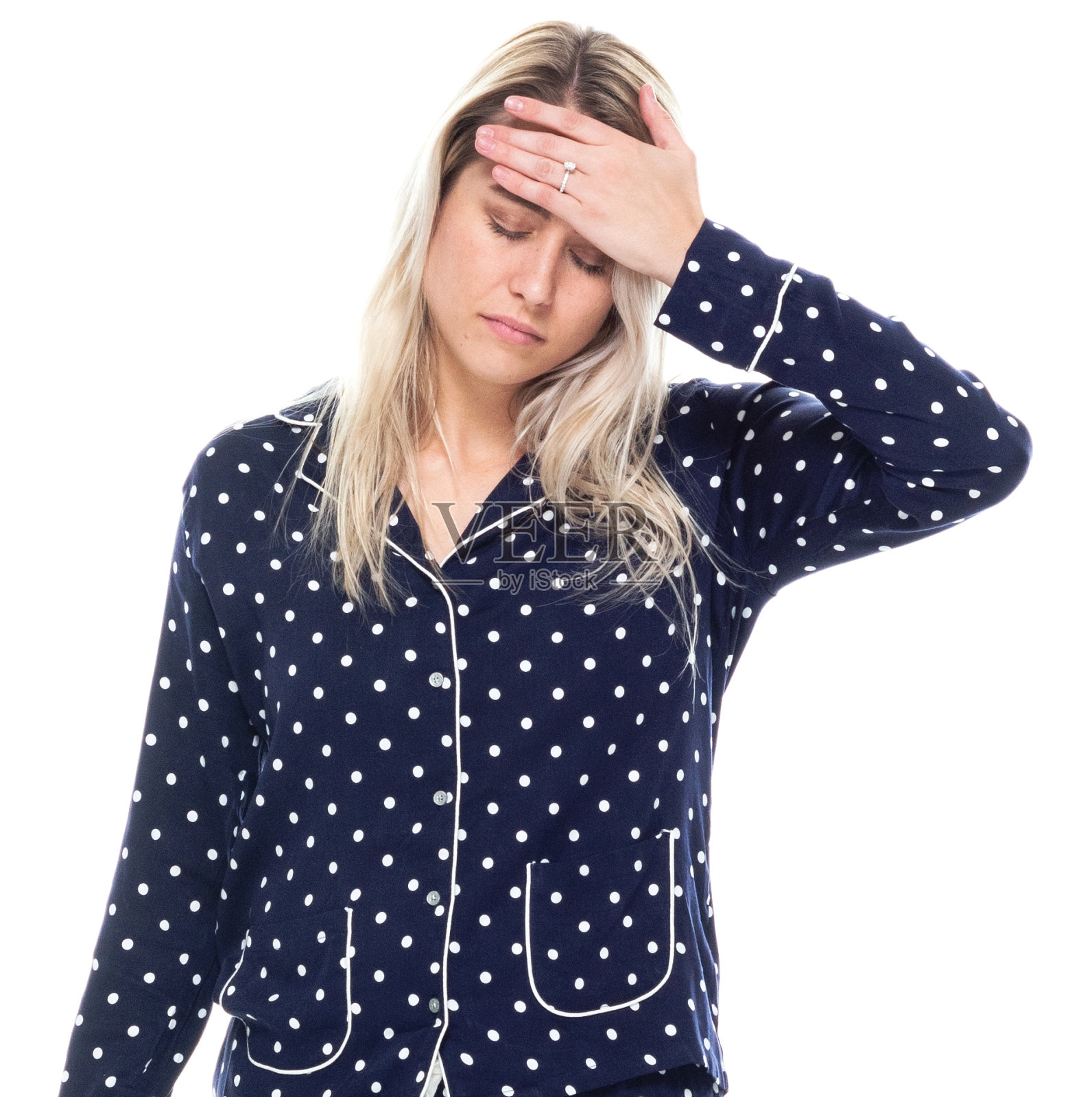 穿着睡衣站着的白人女性照片摄影图片