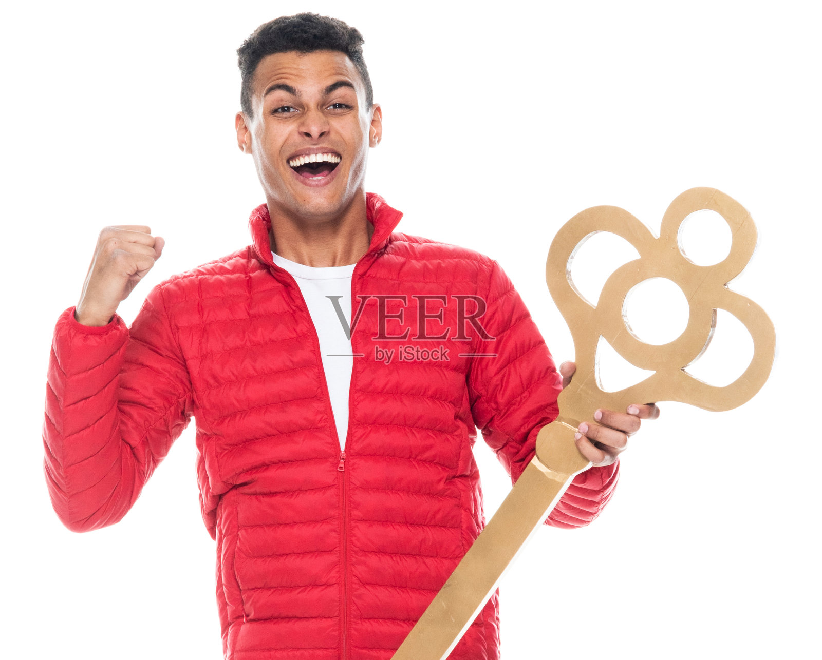 非裔美国人，年轻男性穿着暖和的衣服，拿着城市的钥匙照片摄影图片