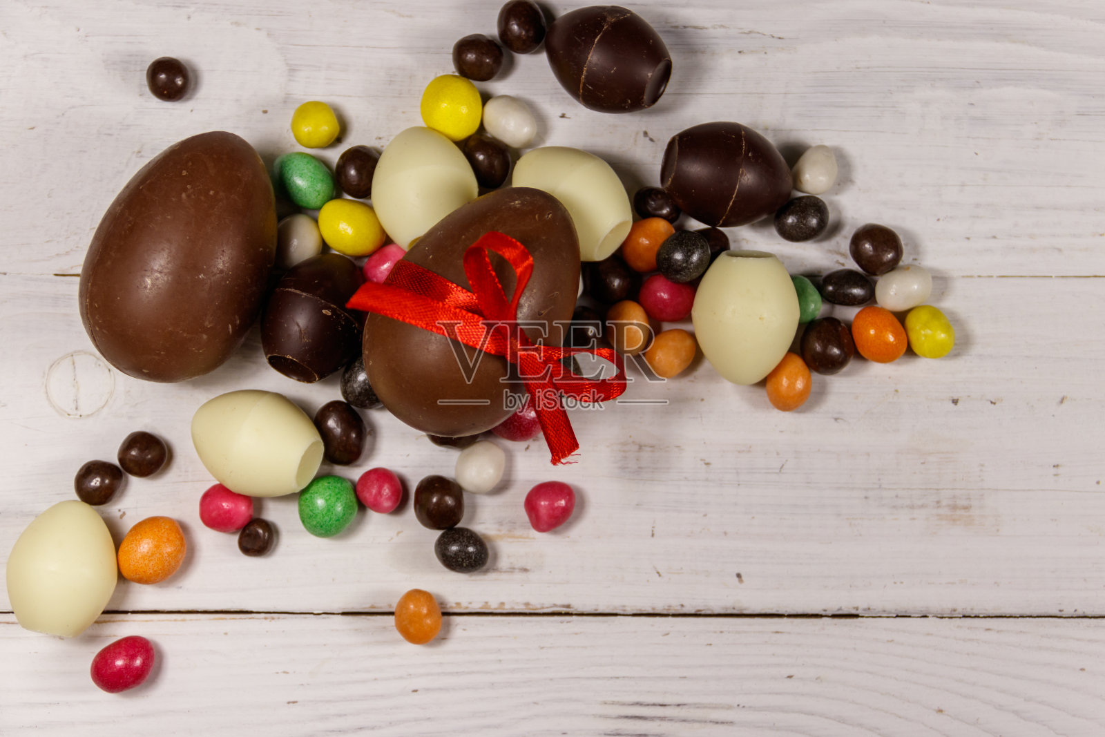 复活节作品与巧克力蛋在白色的木制背景照片摄影图片