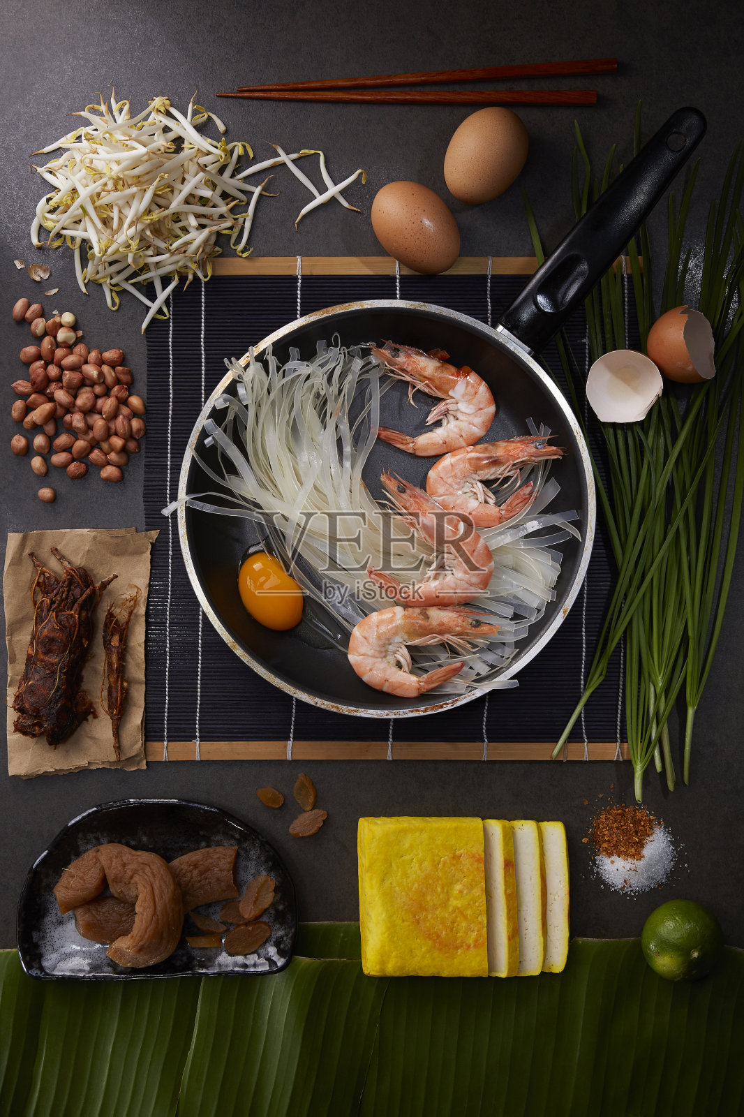 泰式食材，泰式炒粉-泰式炒面配大虾照片摄影图片