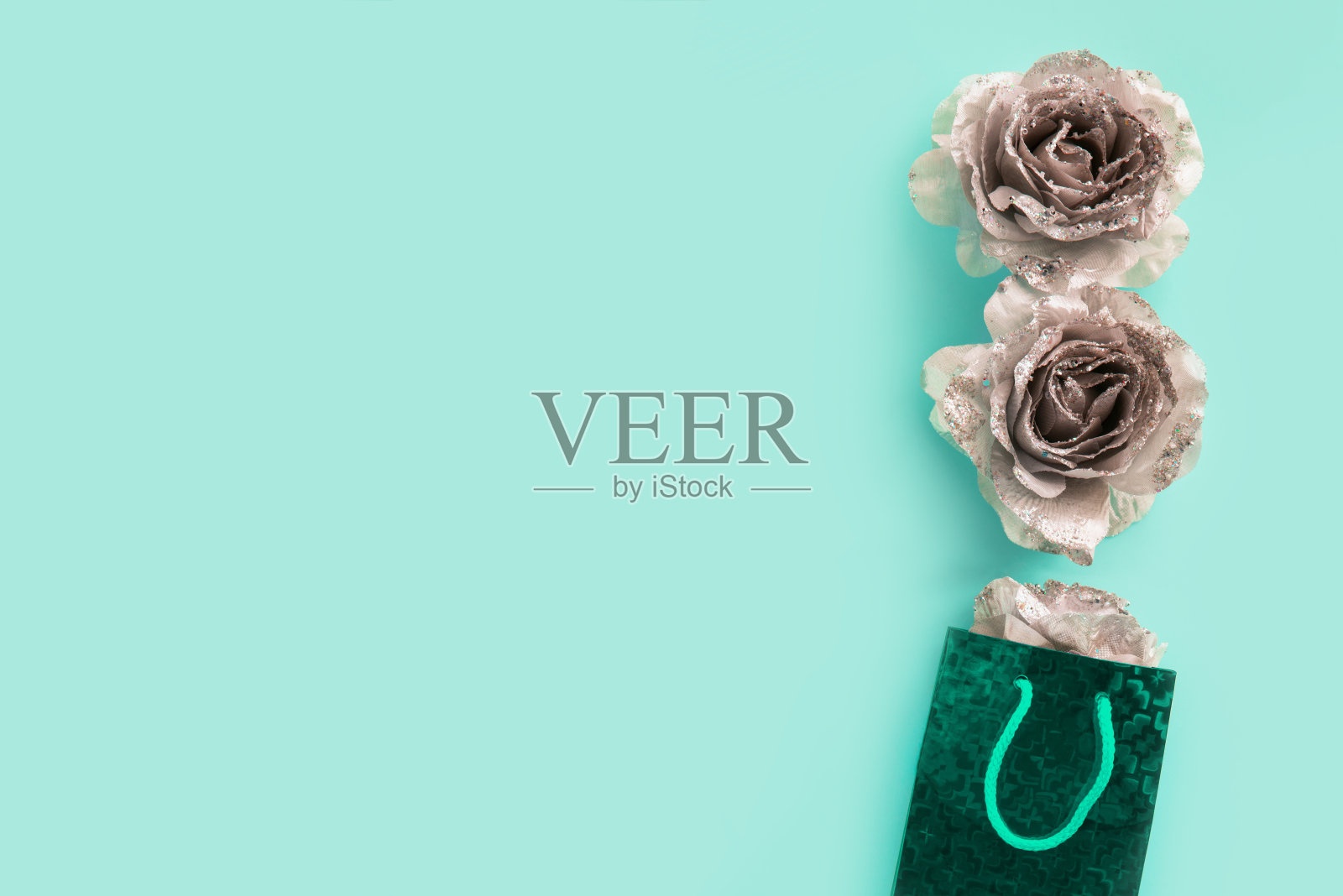 蒂芙尼背景文字与银色闪闪发光的玫瑰。情人节和爱情的女性概念照片摄影图片