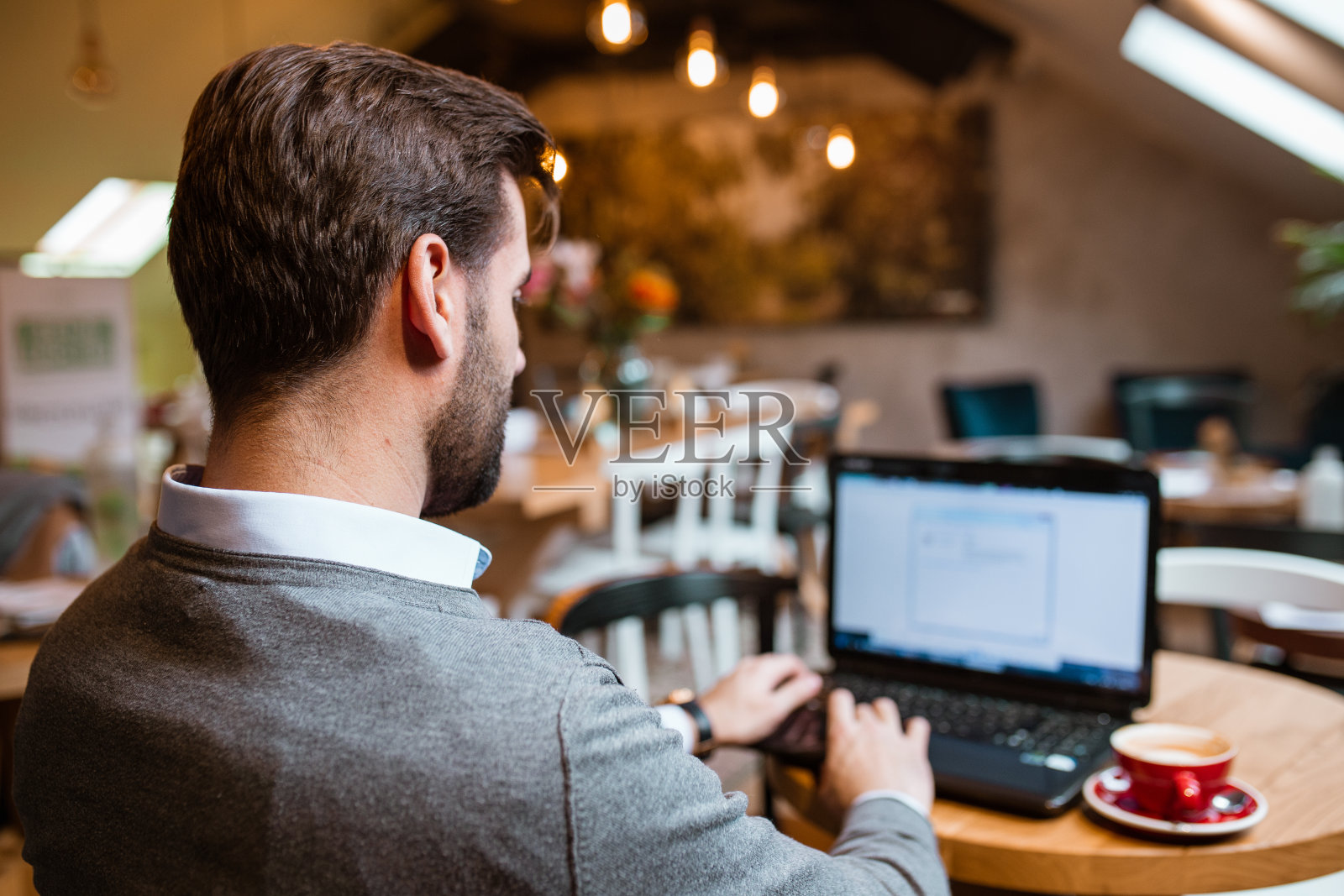 经理正在咖啡馆里的笔记本电脑上准备会议议程照片摄影图片