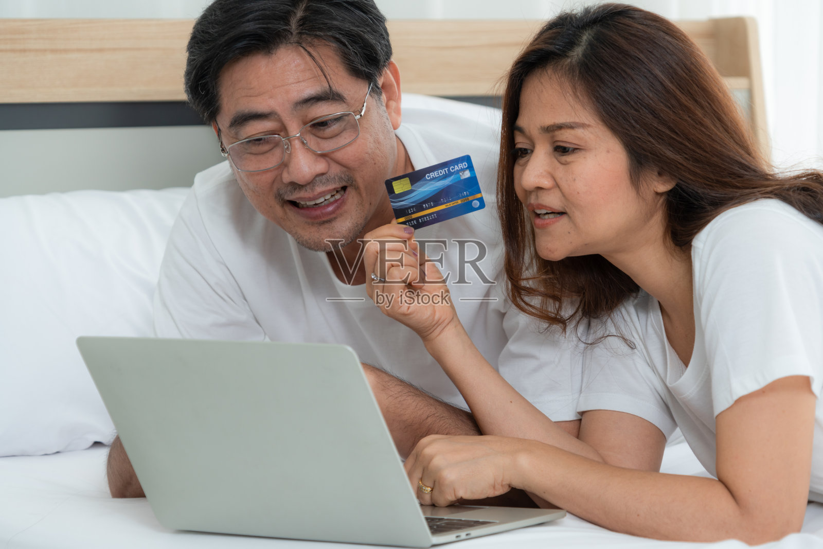 快乐的亚洲老年人在家享受美好时光照片摄影图片