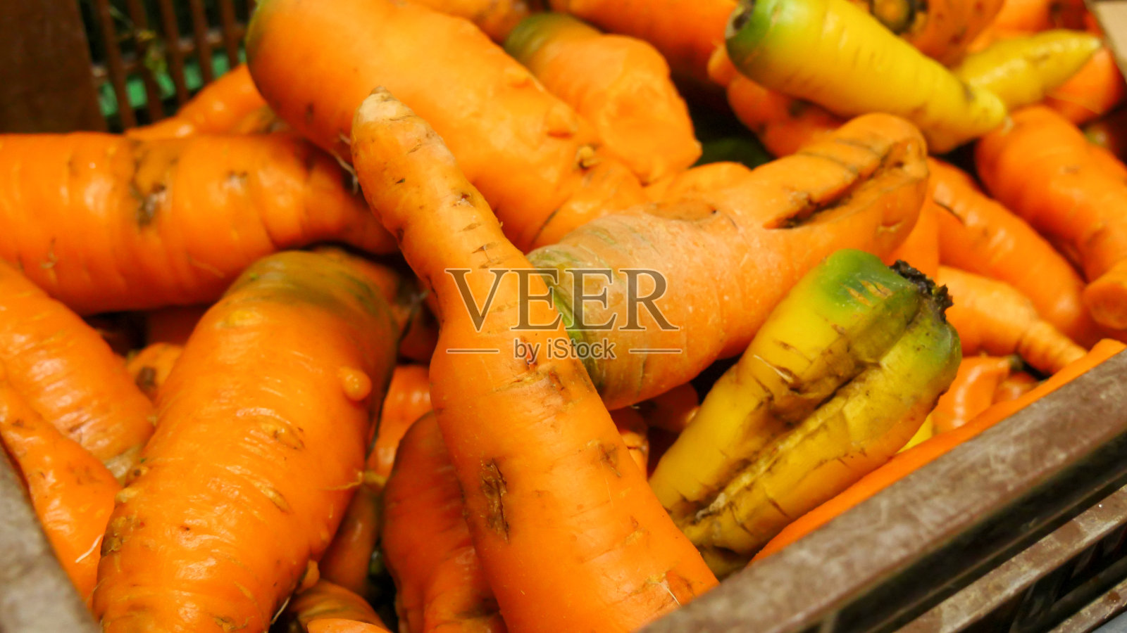 市场上有很多有机胡萝卜照片摄影图片