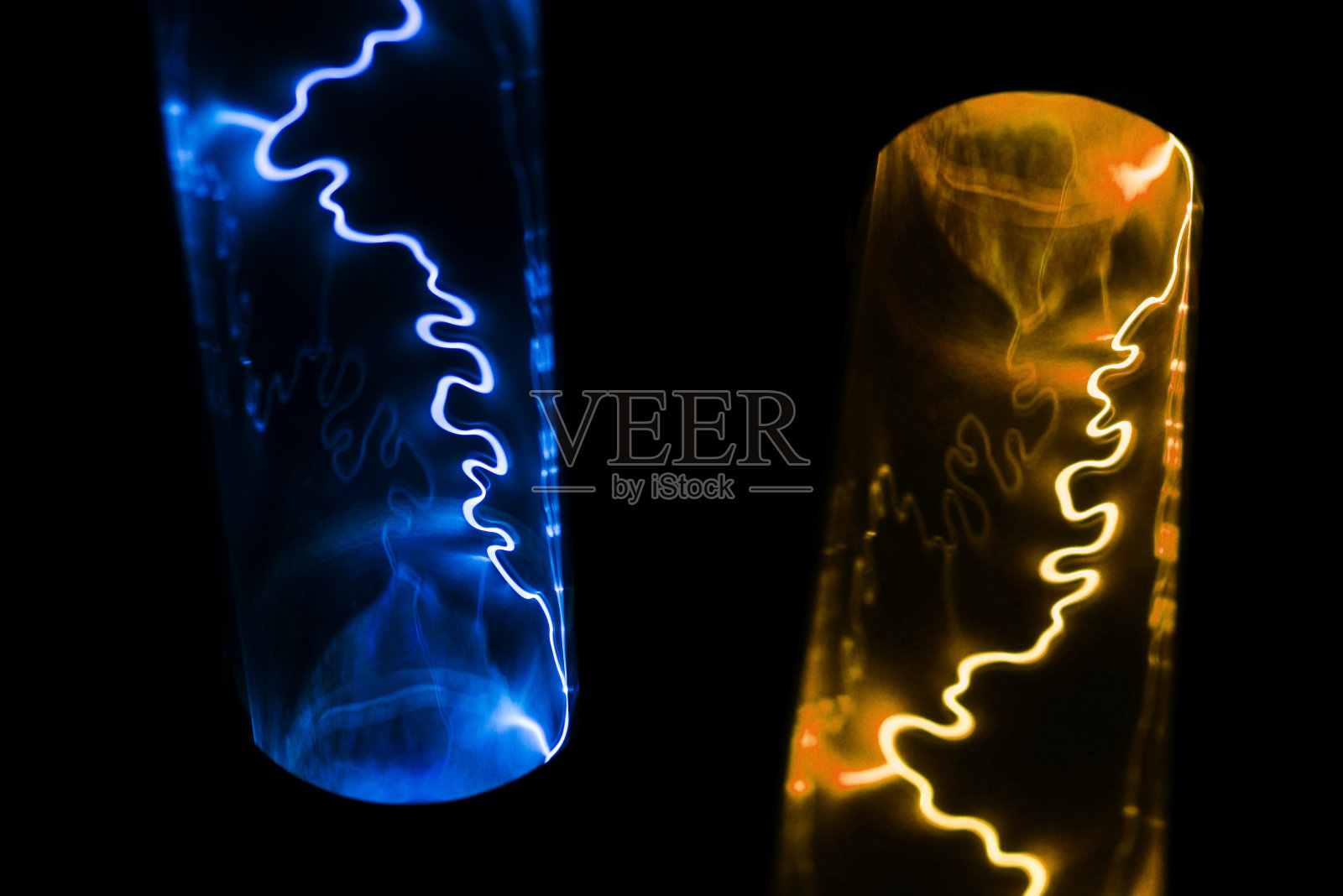 幻影蓝色闪电和郁郁葱葱的颜色熔岩在黑色的背景。放电产生的神奇光效应。照片摄影图片