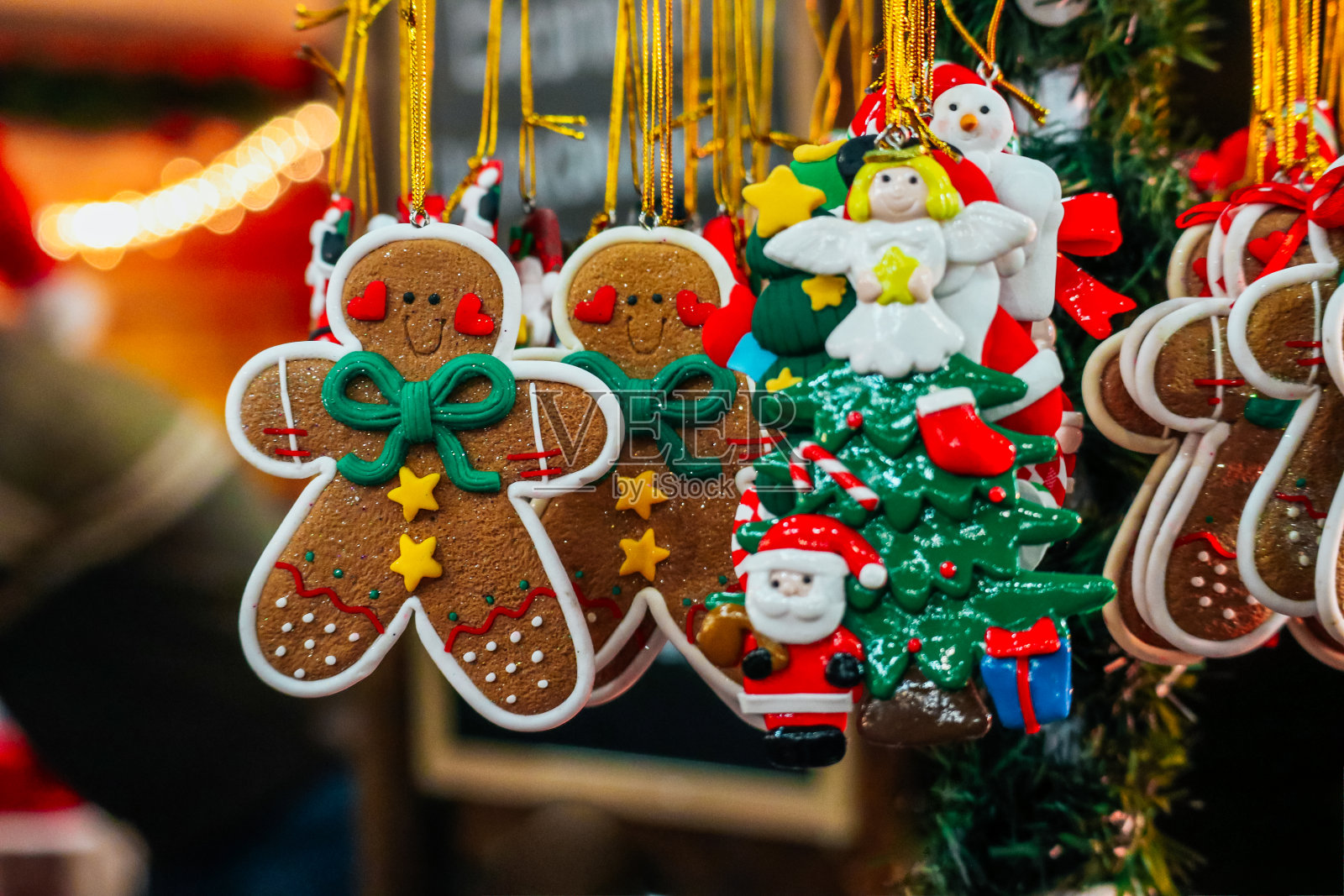 姜饼人和手工制作的圣诞玩具在街头市场，背景。五彩缤纷的新年集市装饰销售背景。照片摄影图片