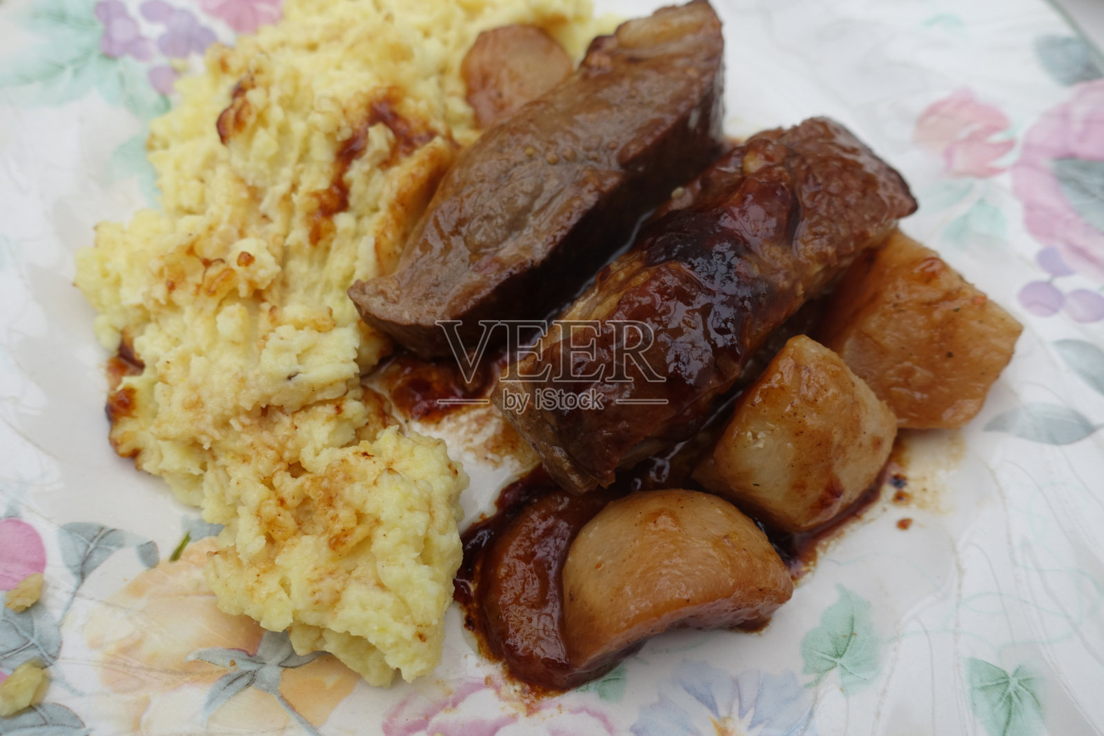 橙汁鸭胸肉配土豆泥和萝卜照片摄影图片