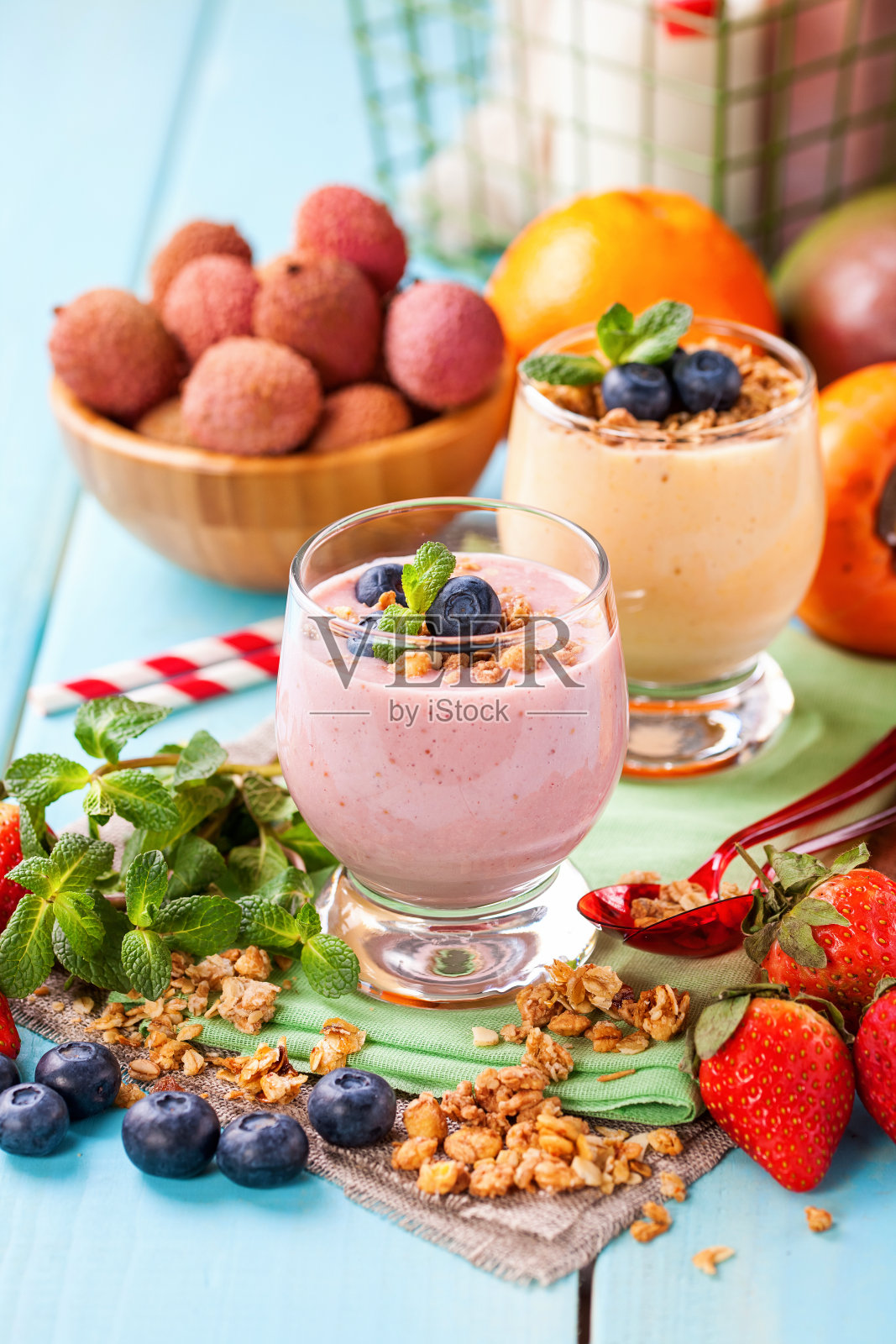 蓝莓橙柿子奶昔配格兰诺拉麦片和水果。有选择性的重点。副本的空间。俯视图照片摄影图片