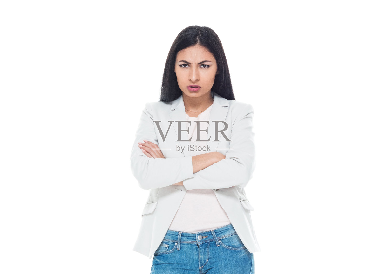 拉丁美洲和西班牙裔的年轻女性穿着外套站着照片摄影图片