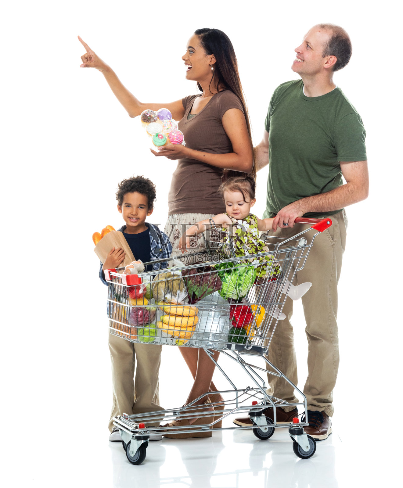 父亲推着购物车照片摄影图片