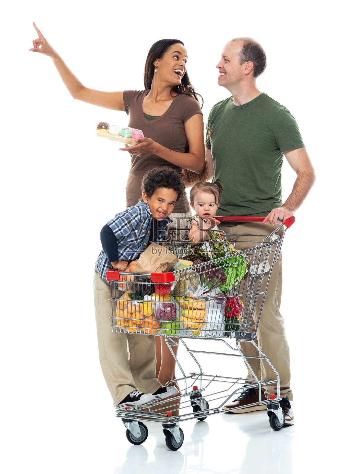 父亲推着购物车照片摄影图片