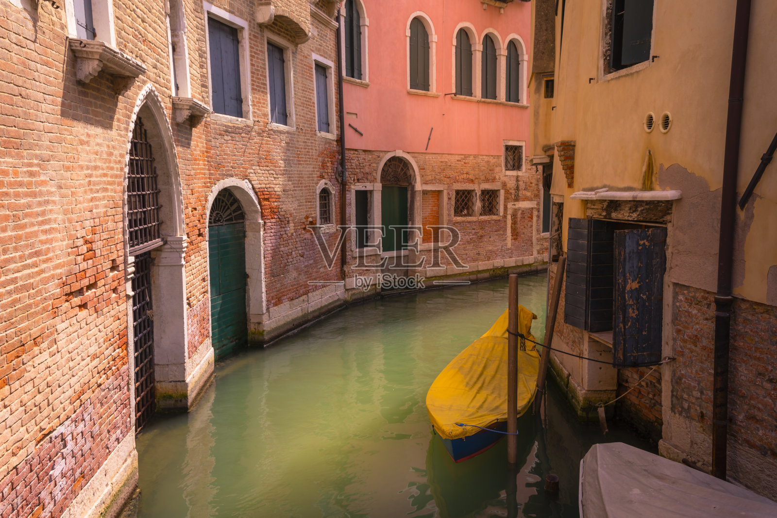 意大利威尼斯水上运河角上的威尼斯船和贡多拉照片摄影图片