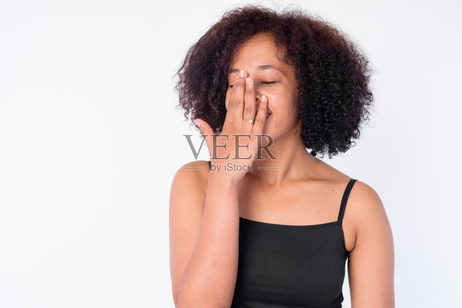 一个年轻美丽的非洲女人闭着眼睛笑着照片摄影图片