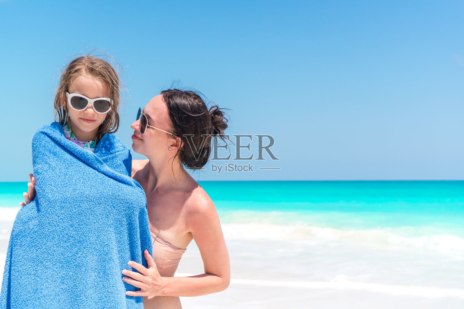 在加勒比海滩享受夏日的美丽母女照片摄影图片