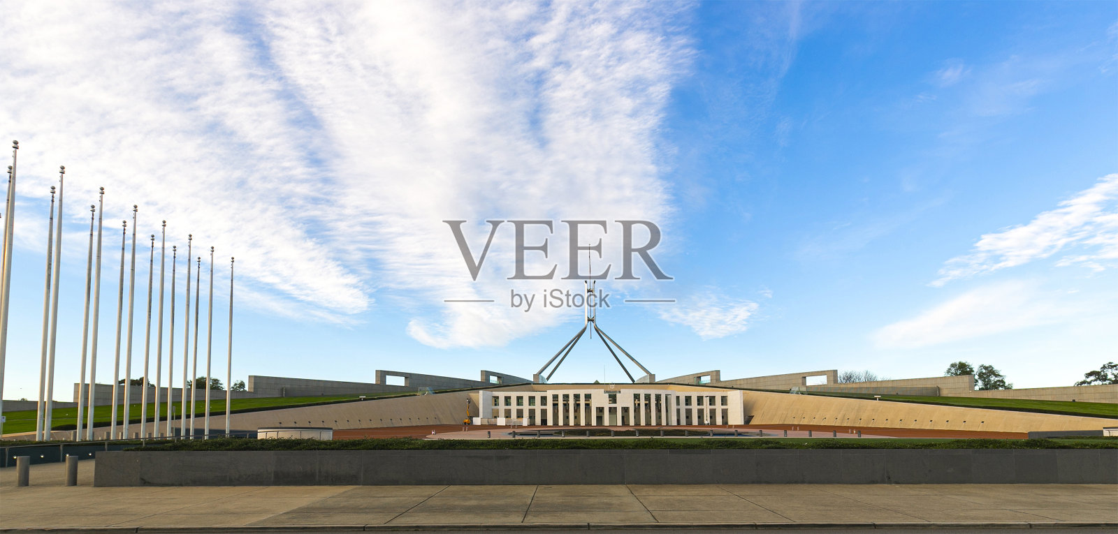 堪培拉澳大利亚议会大厦正面视图，澳大利亚首都领土照片摄影图片