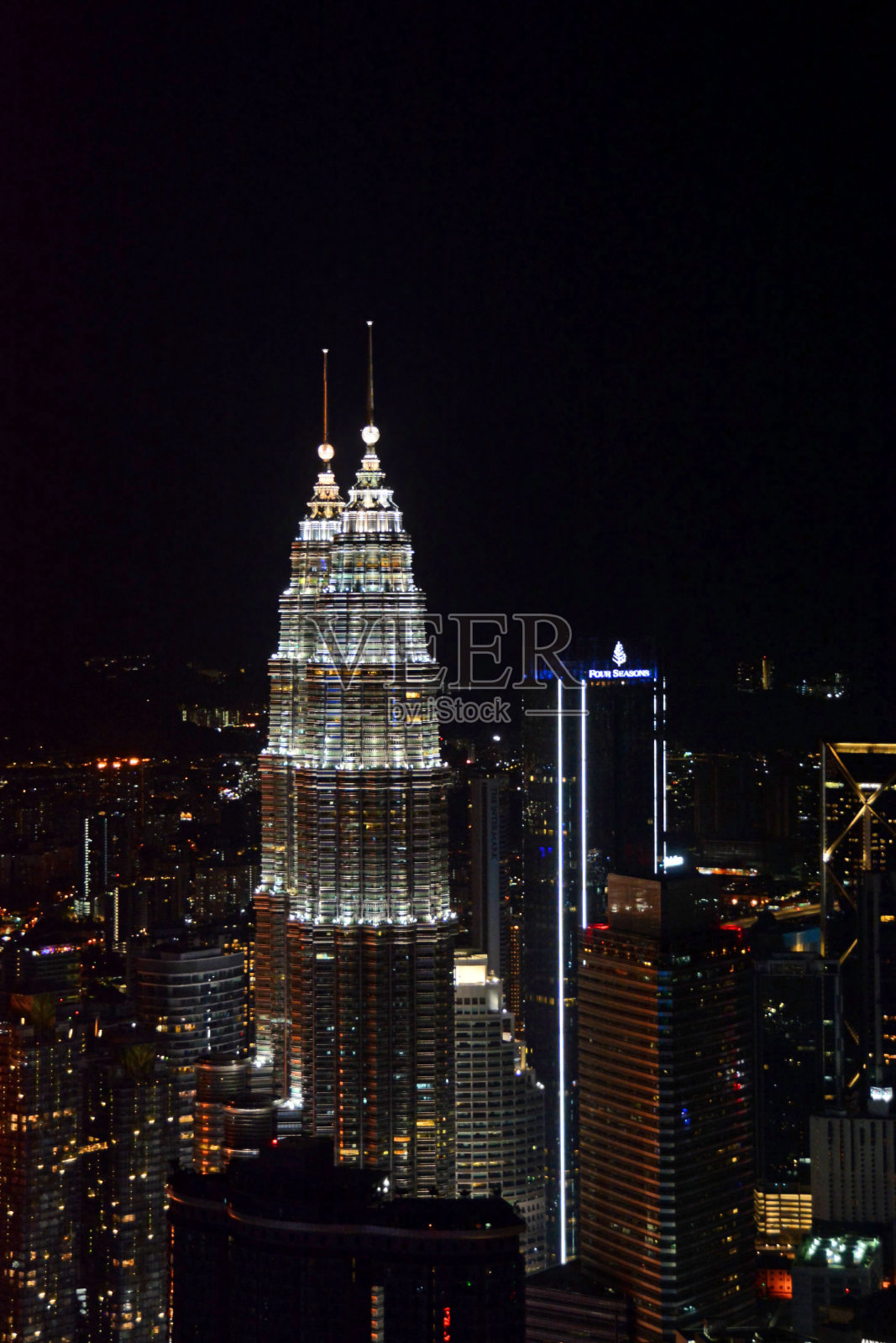 晚上的吉隆坡天际线。照片摄影图片