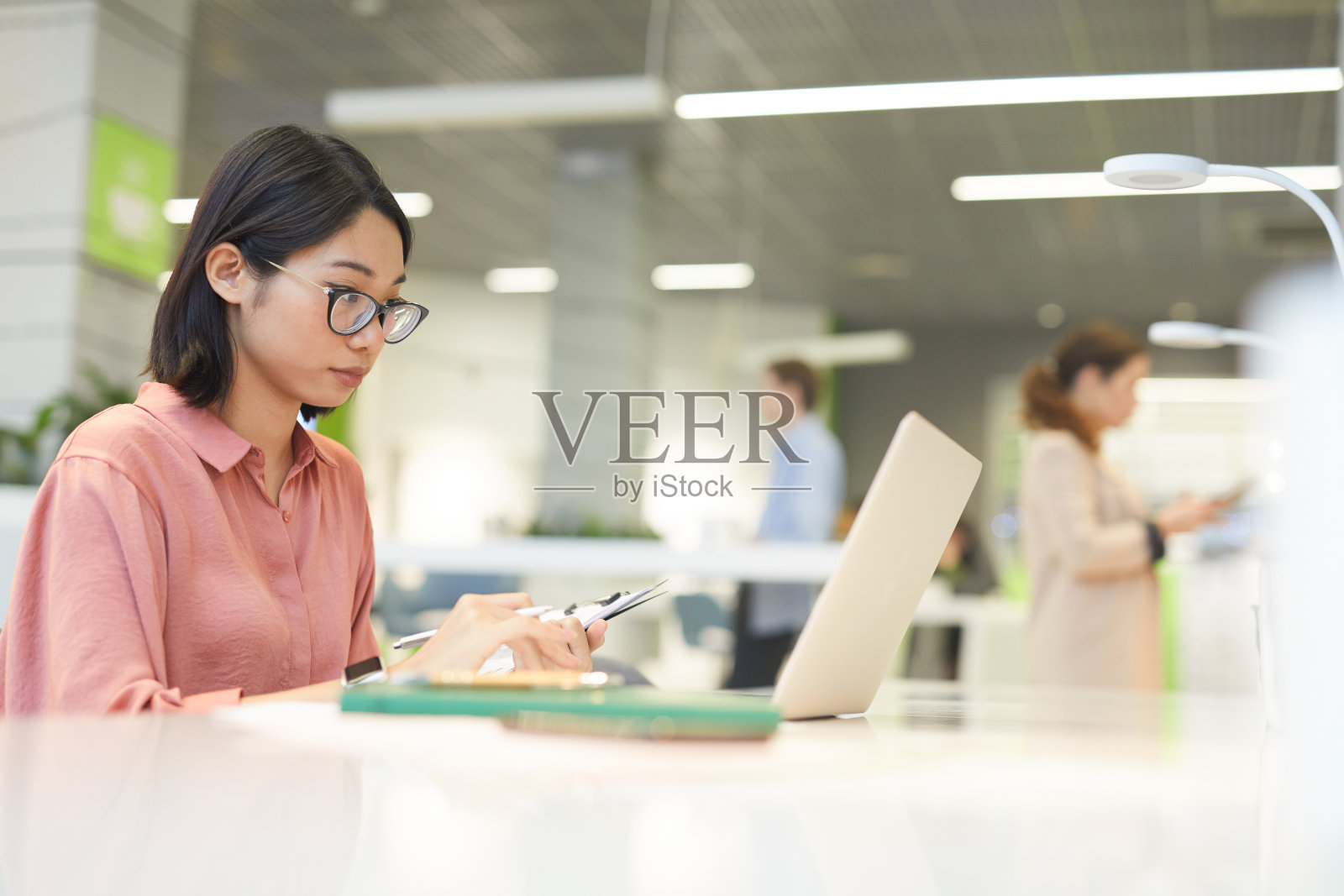 亚洲年轻女商人在办公室使用电脑照片摄影图片