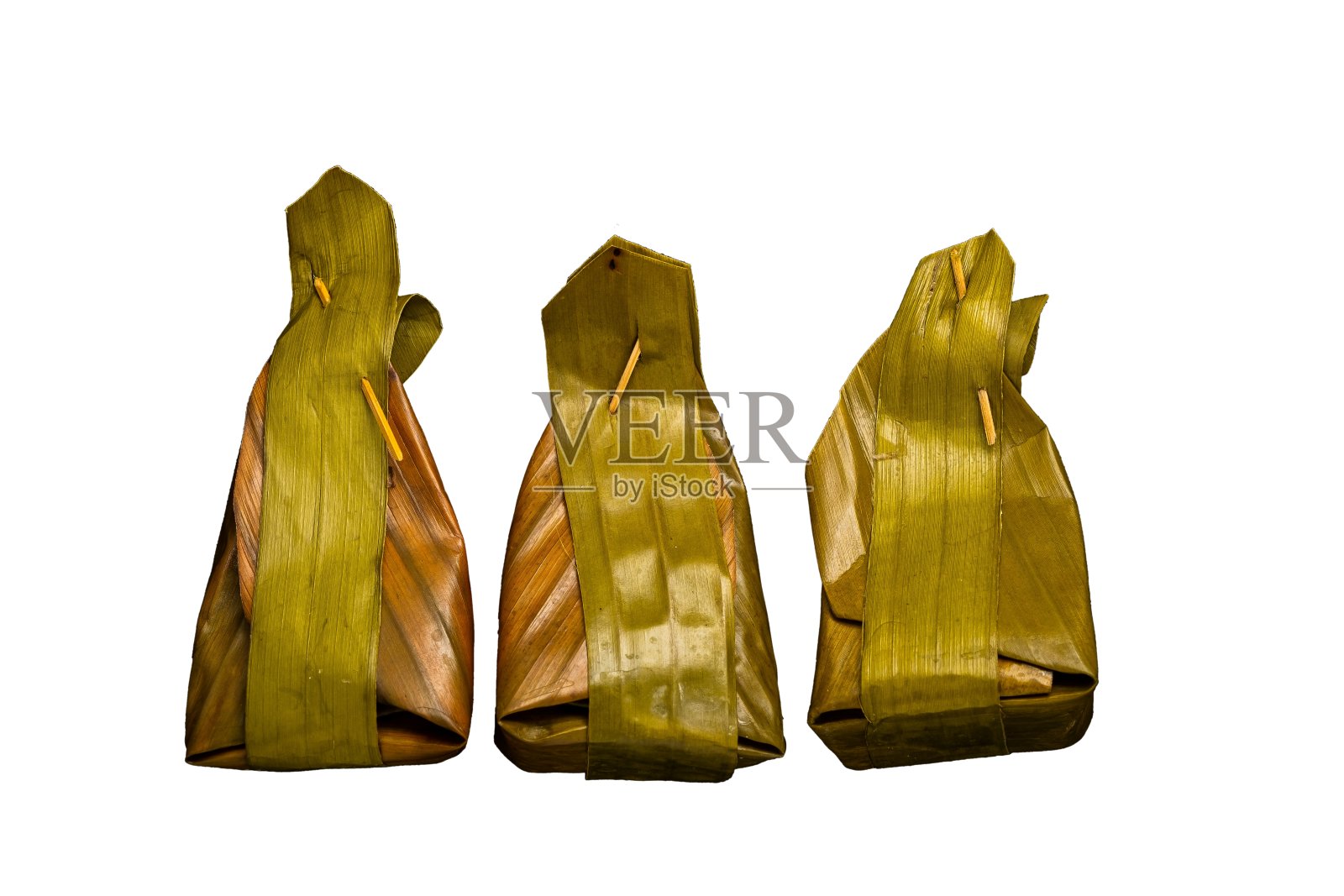 香蕉叶椰馅蒸粉，泰国传统甜品Kanom Sai Sai照片摄影图片