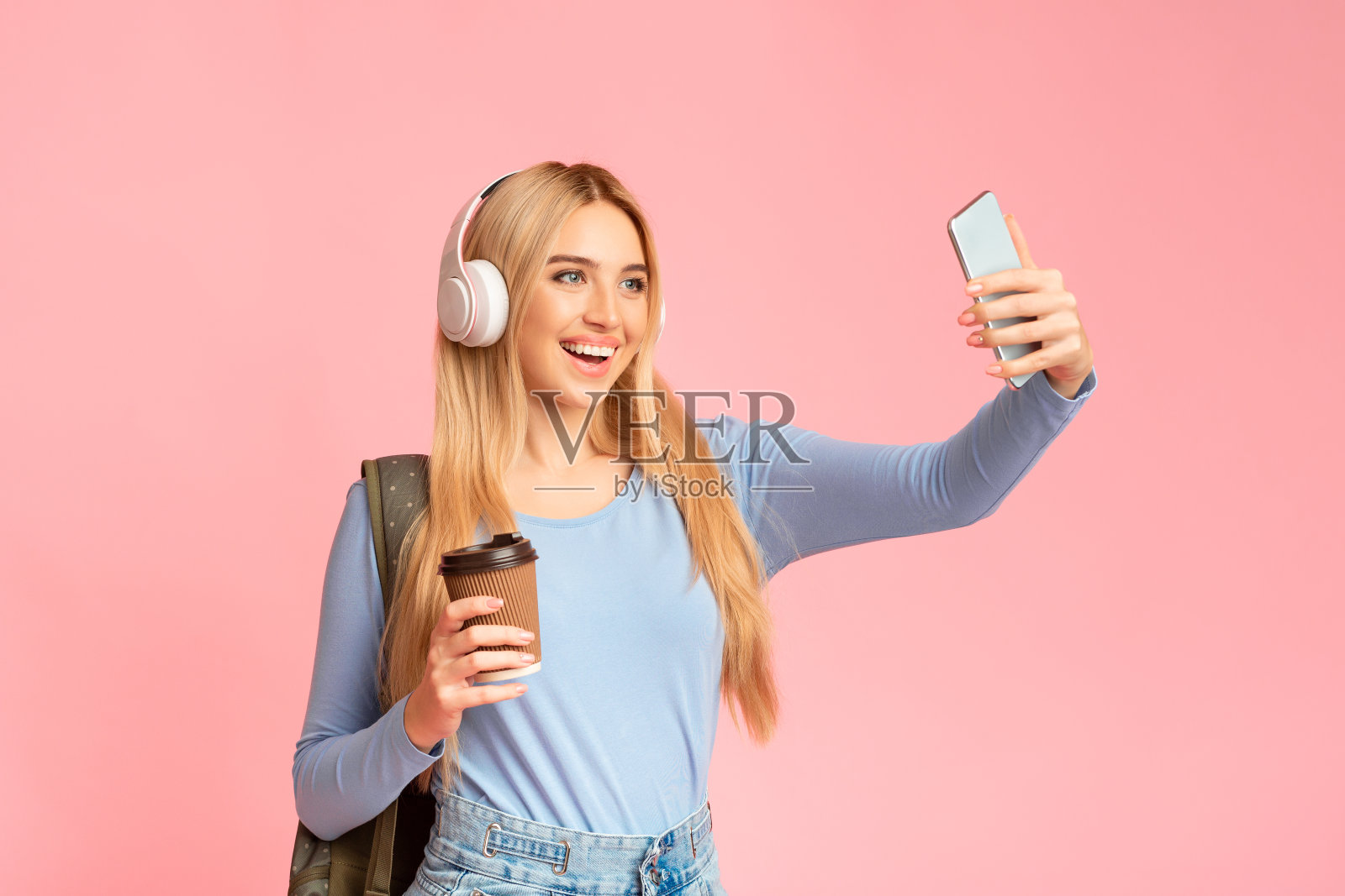 戴耳机拍照的青少年照片摄影图片