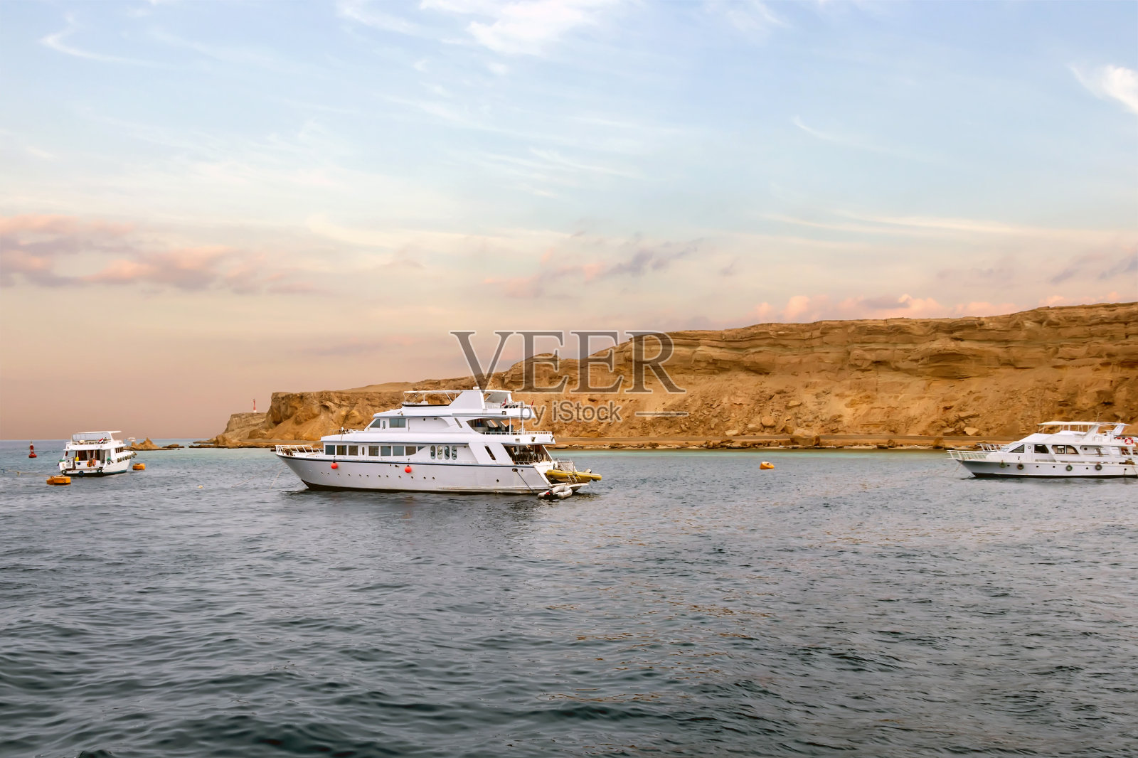 红海海景摩托艇与白色游艇（埃及，非洲）照片摄影图片