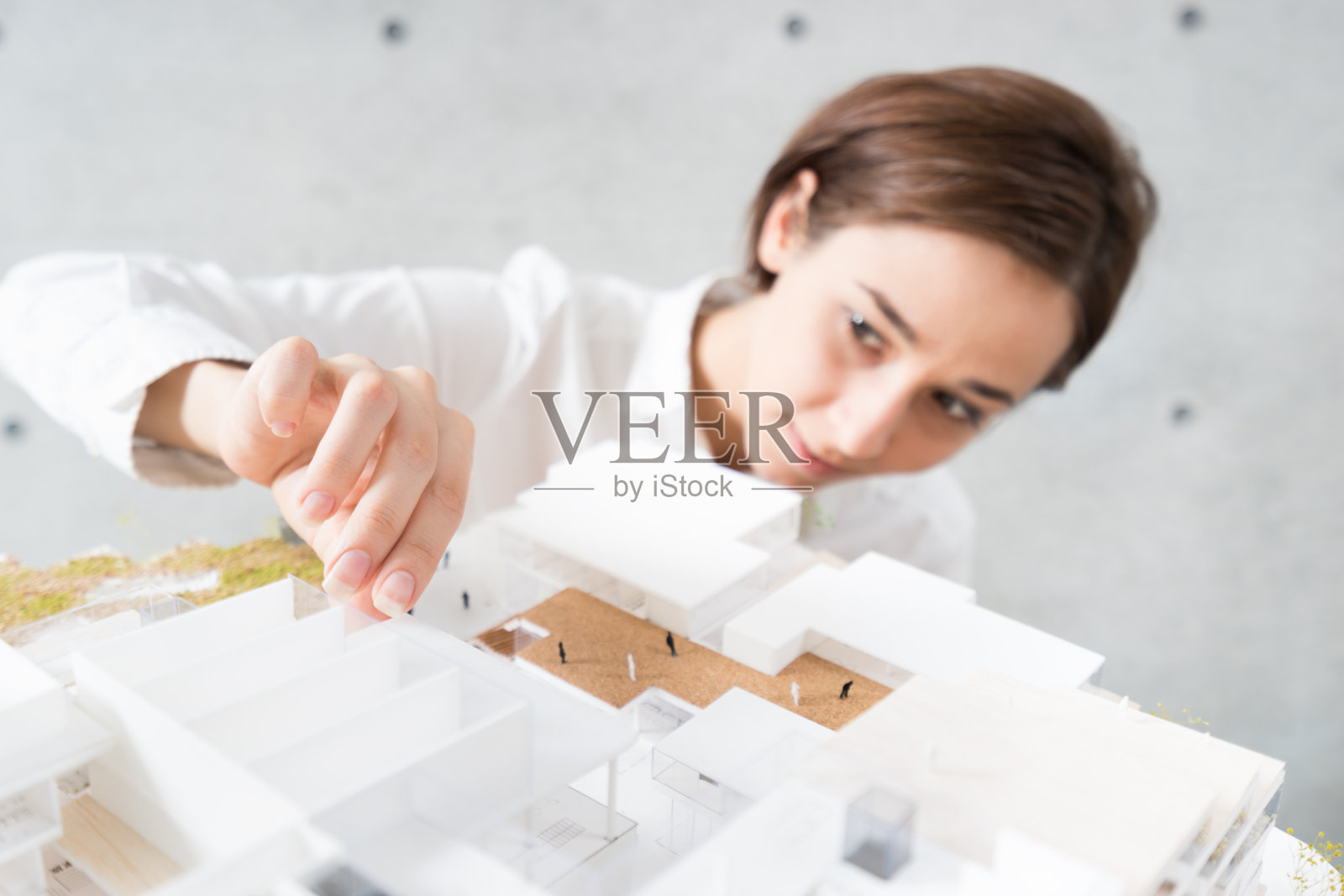 建筑模型/女人/工作照片摄影图片