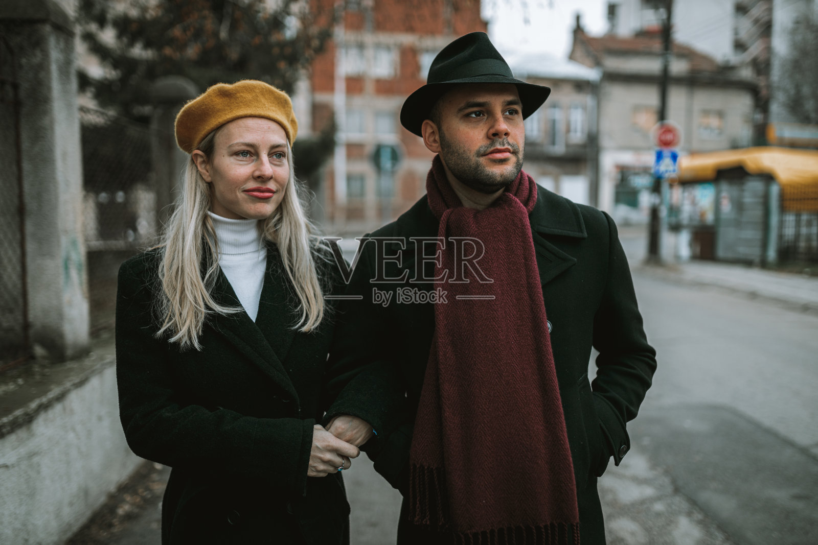 幸福的年轻夫妇在城市街道上散步照片摄影图片