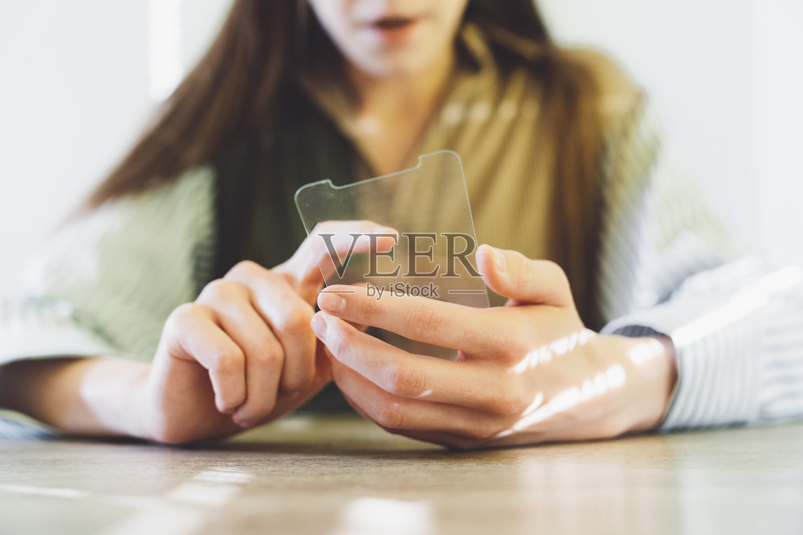 用智能手机预约的女人照片摄影图片