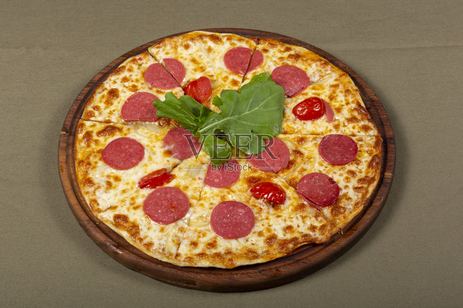 意大利香肠披萨照片摄影图片