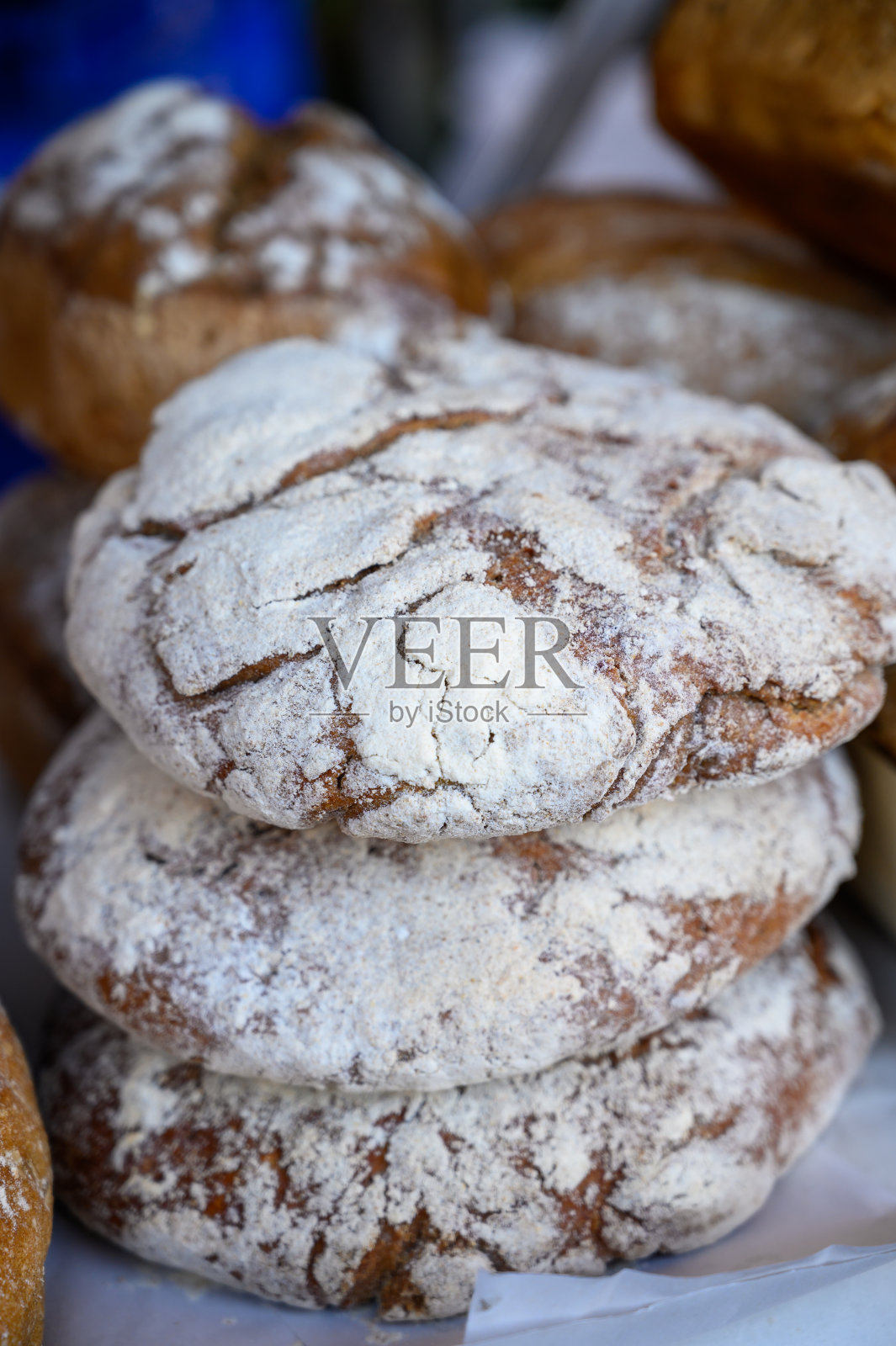 爱丁堡周日街头市场上出售的苏格兰自制黑麦面包照片摄影图片