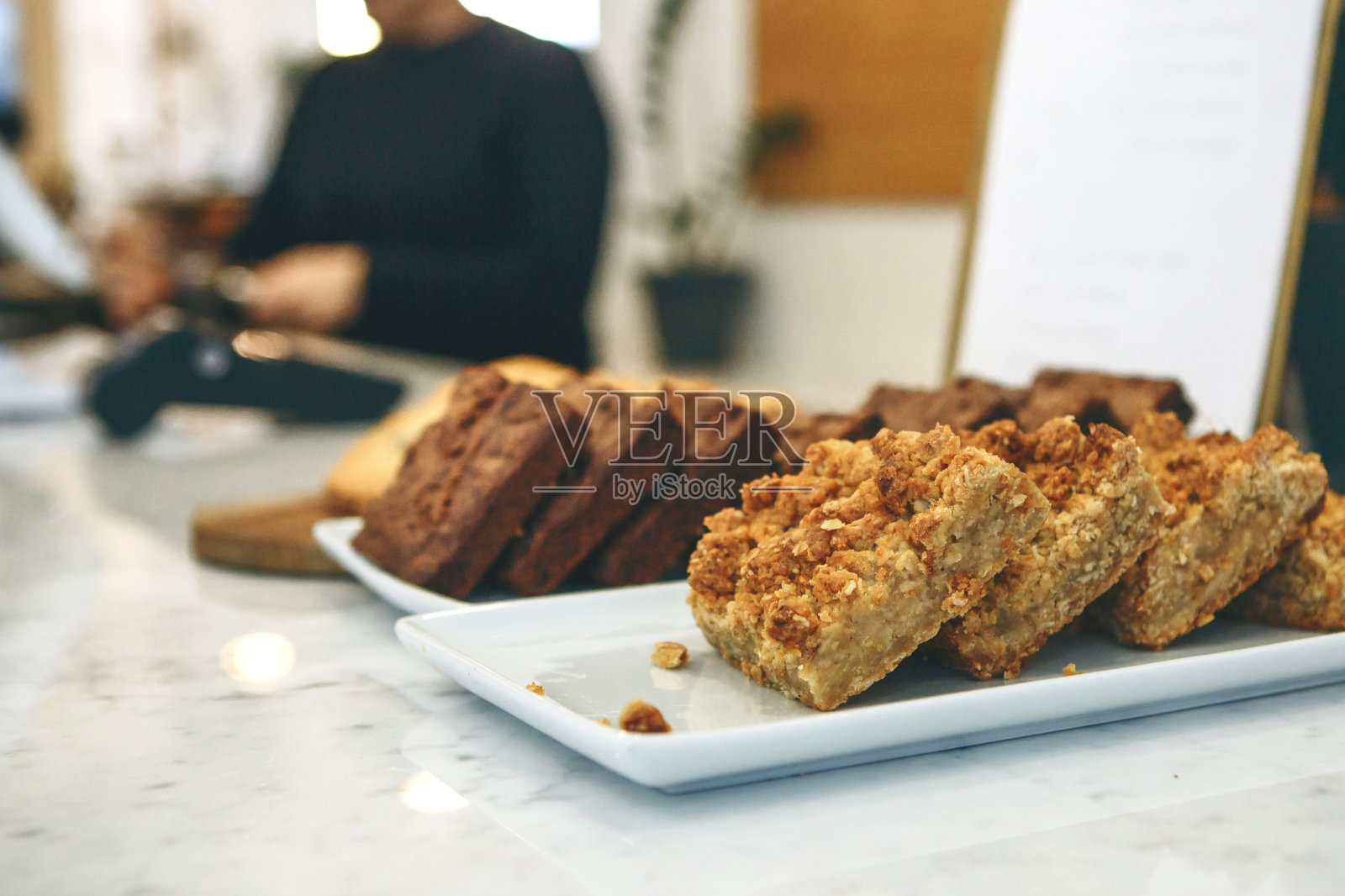 新鲜出炉饼干特写照片摄影图片