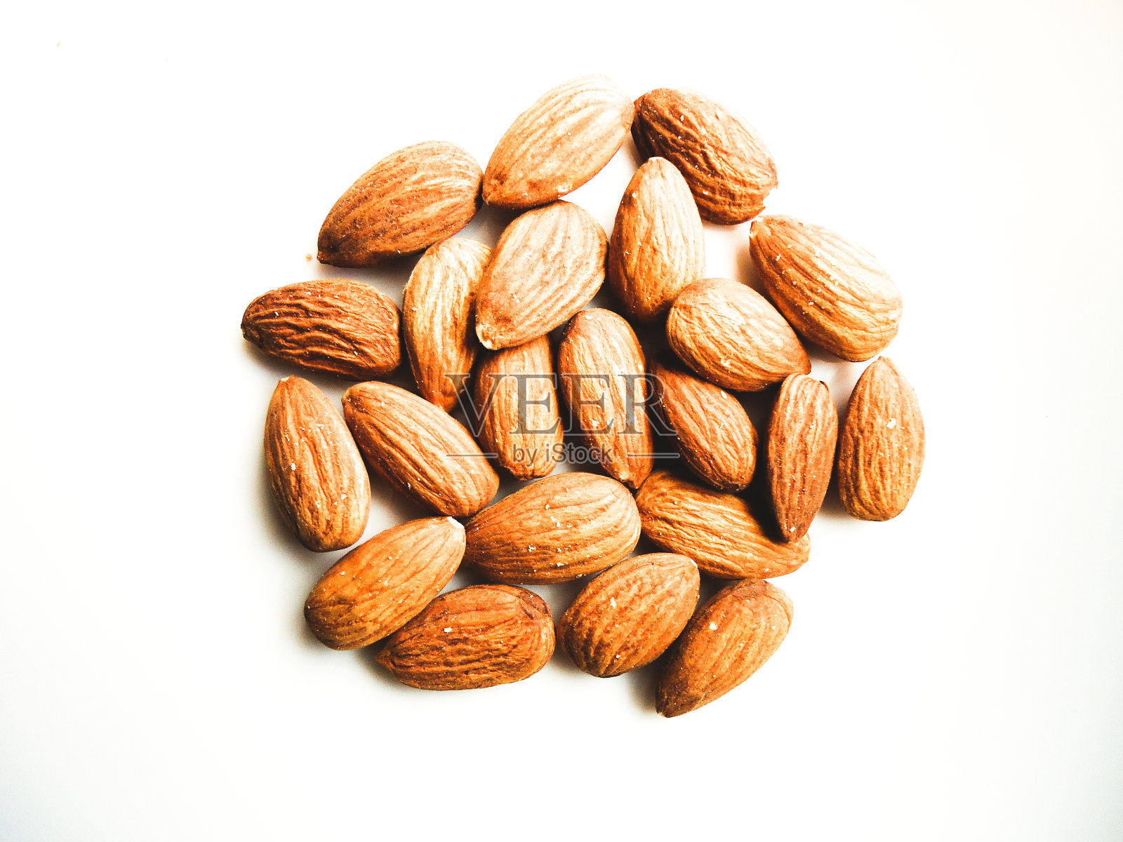 白色背景下的新鲜杏仁照片摄影图片